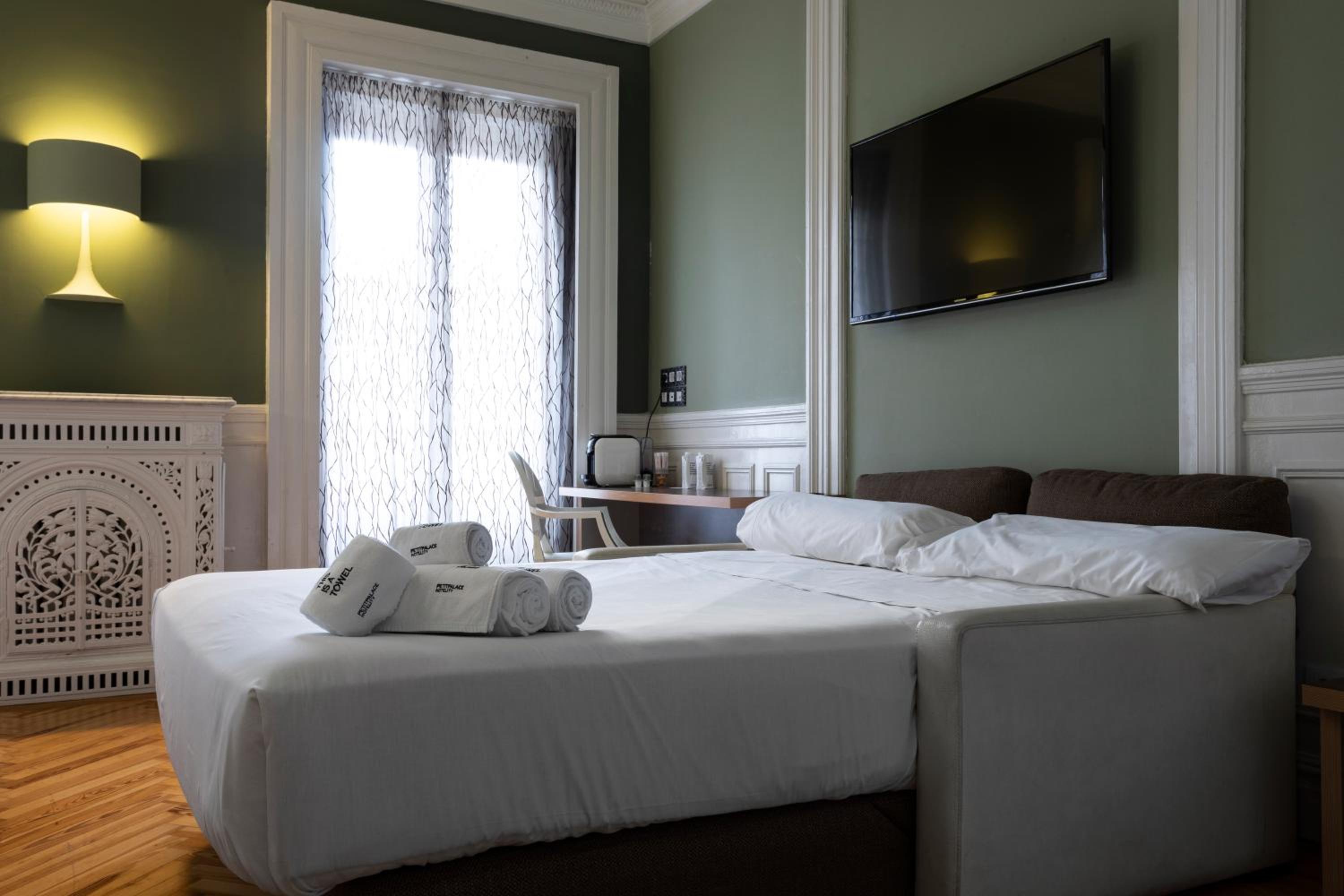 Superior Double Room thumbnail 6