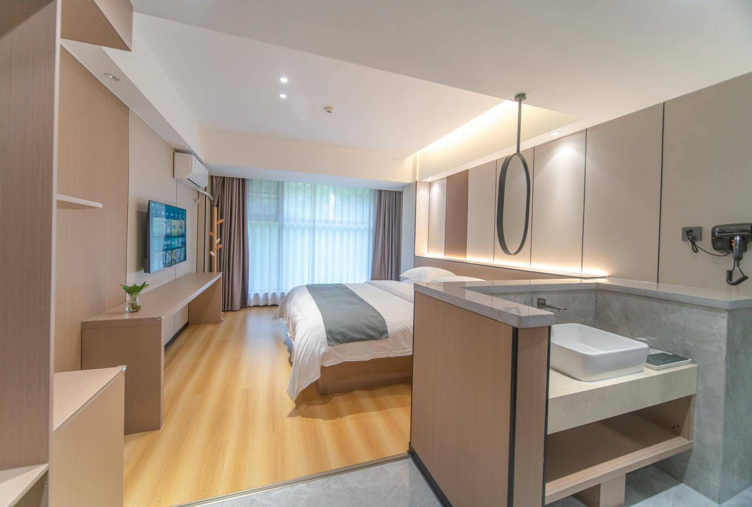King Room with Mountain View photo 2