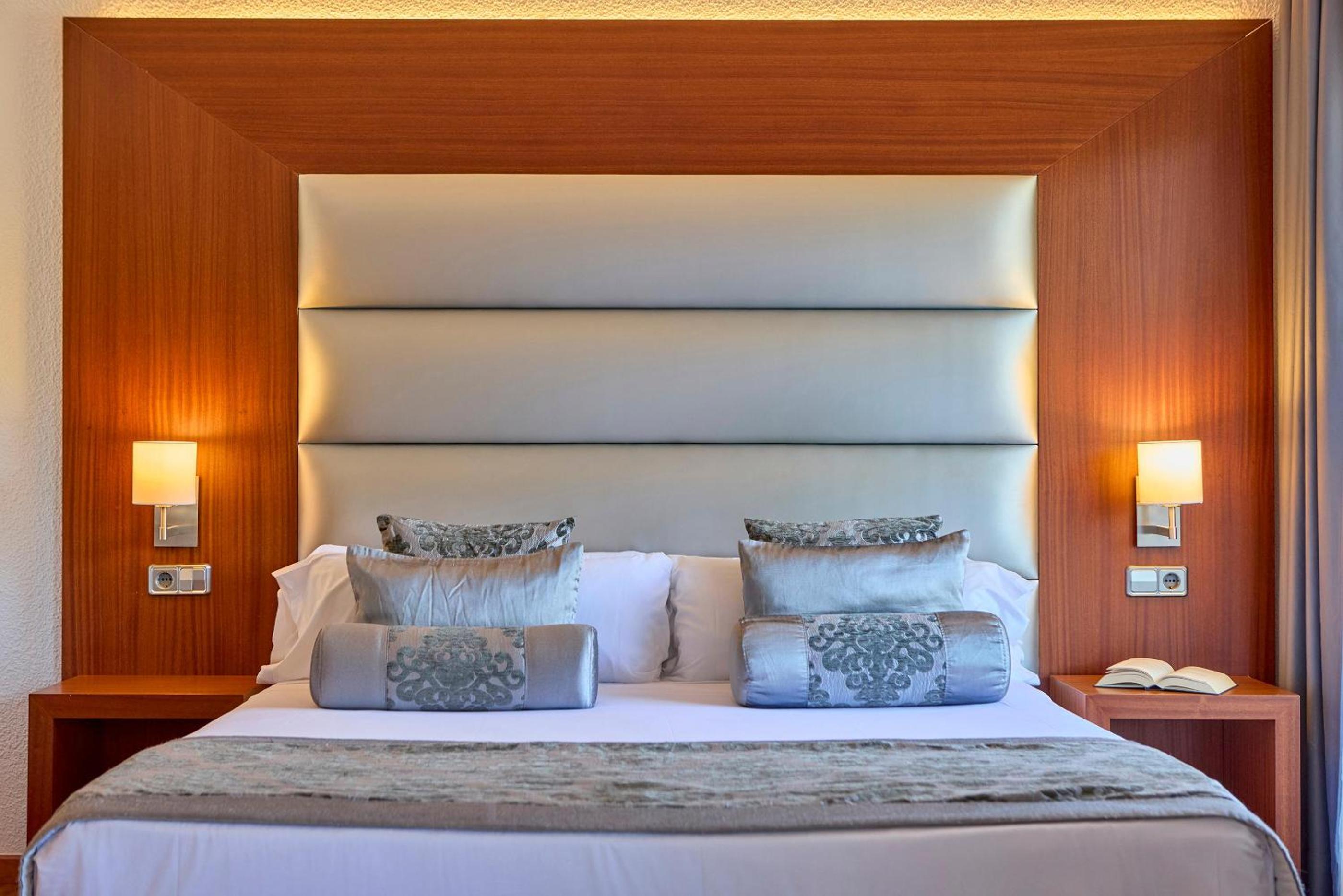 Premium Double Room with Side Sea View photo 3