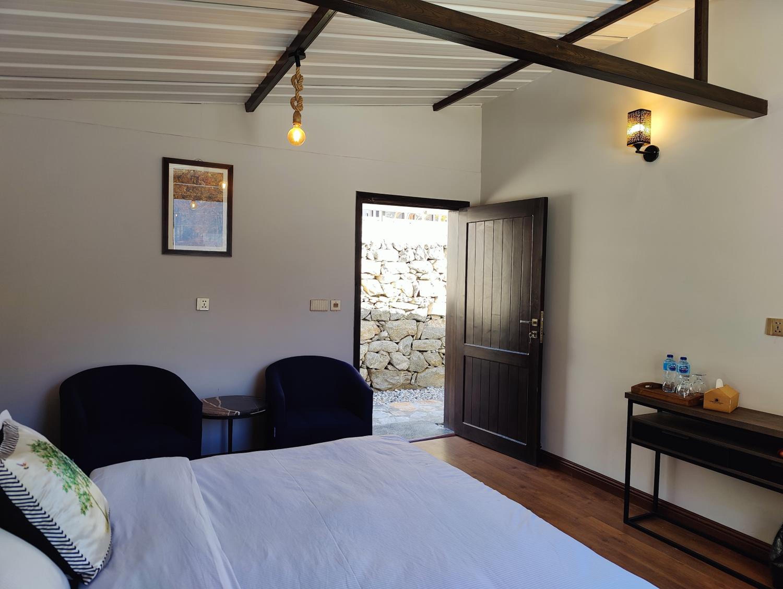 Deluxe Double Room with Side Sea View photo 2