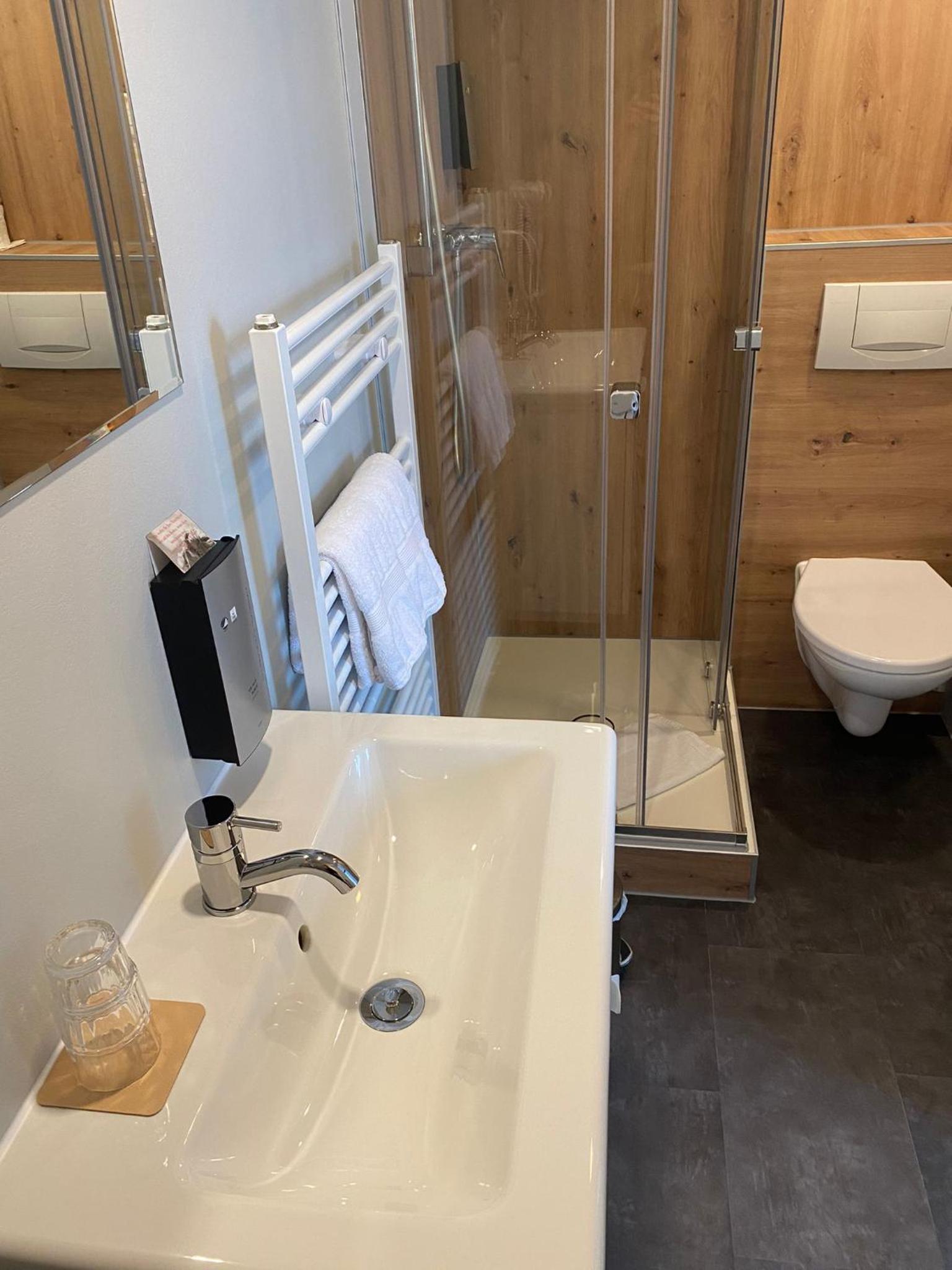 Large Double Room - Photo 6