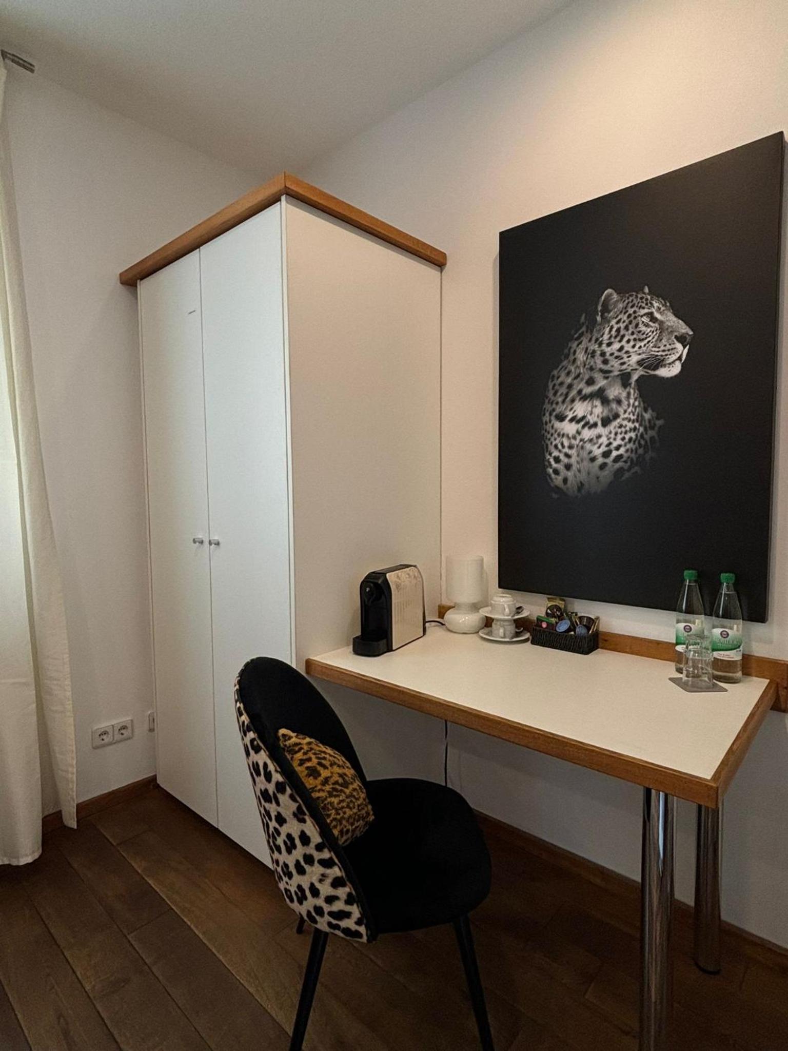Large Double Room - Photo 10