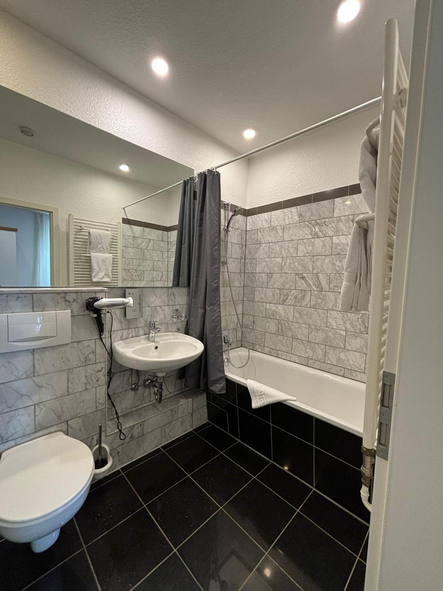 Large Double Room - Photo 12