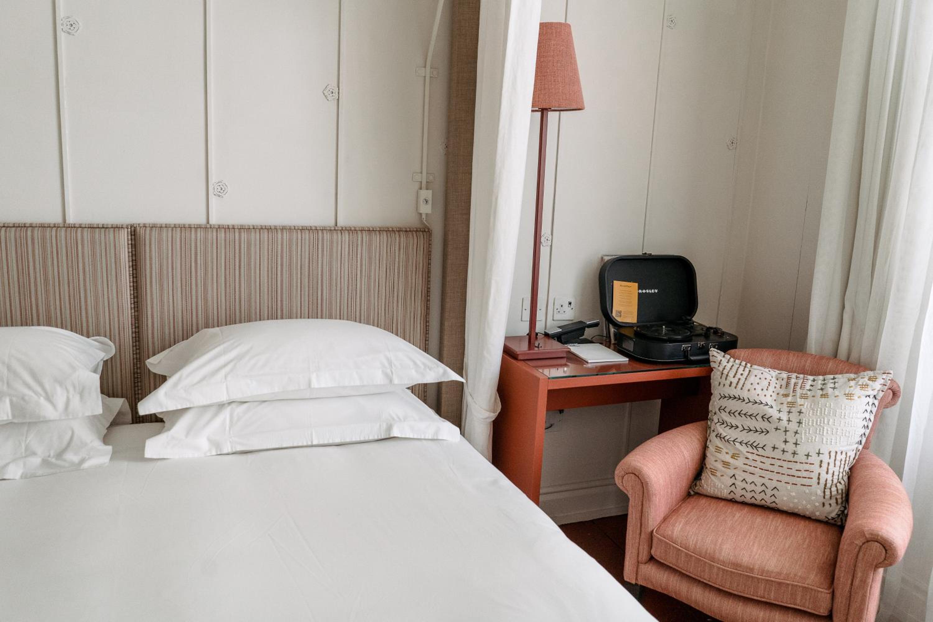 Standard King Room - Photo 5