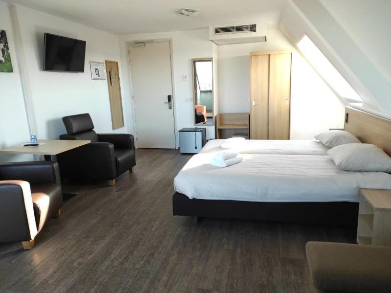 Deluxe Room (2 Adults + 1 Child) photo 1