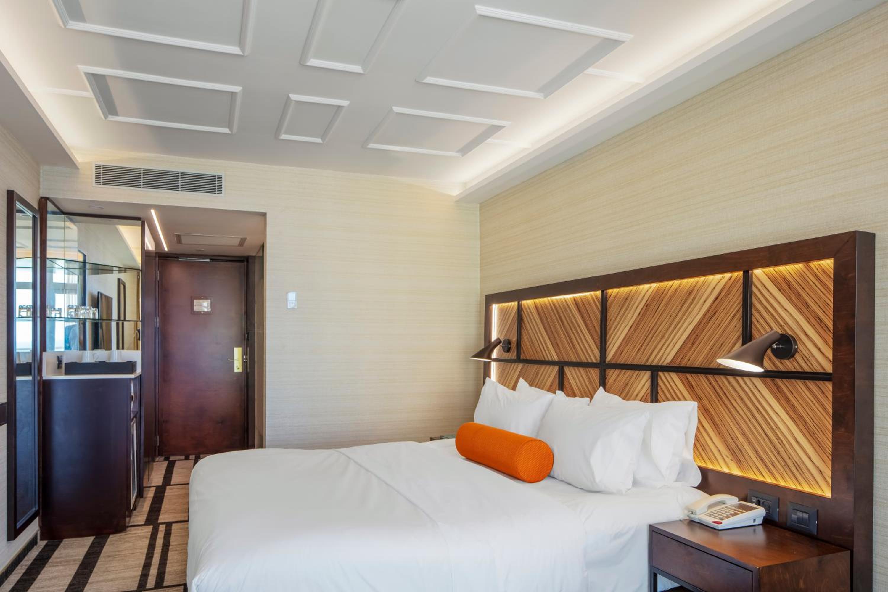 Club lounge access, Executive Guest room, 1 King, Sea view - Photo 3