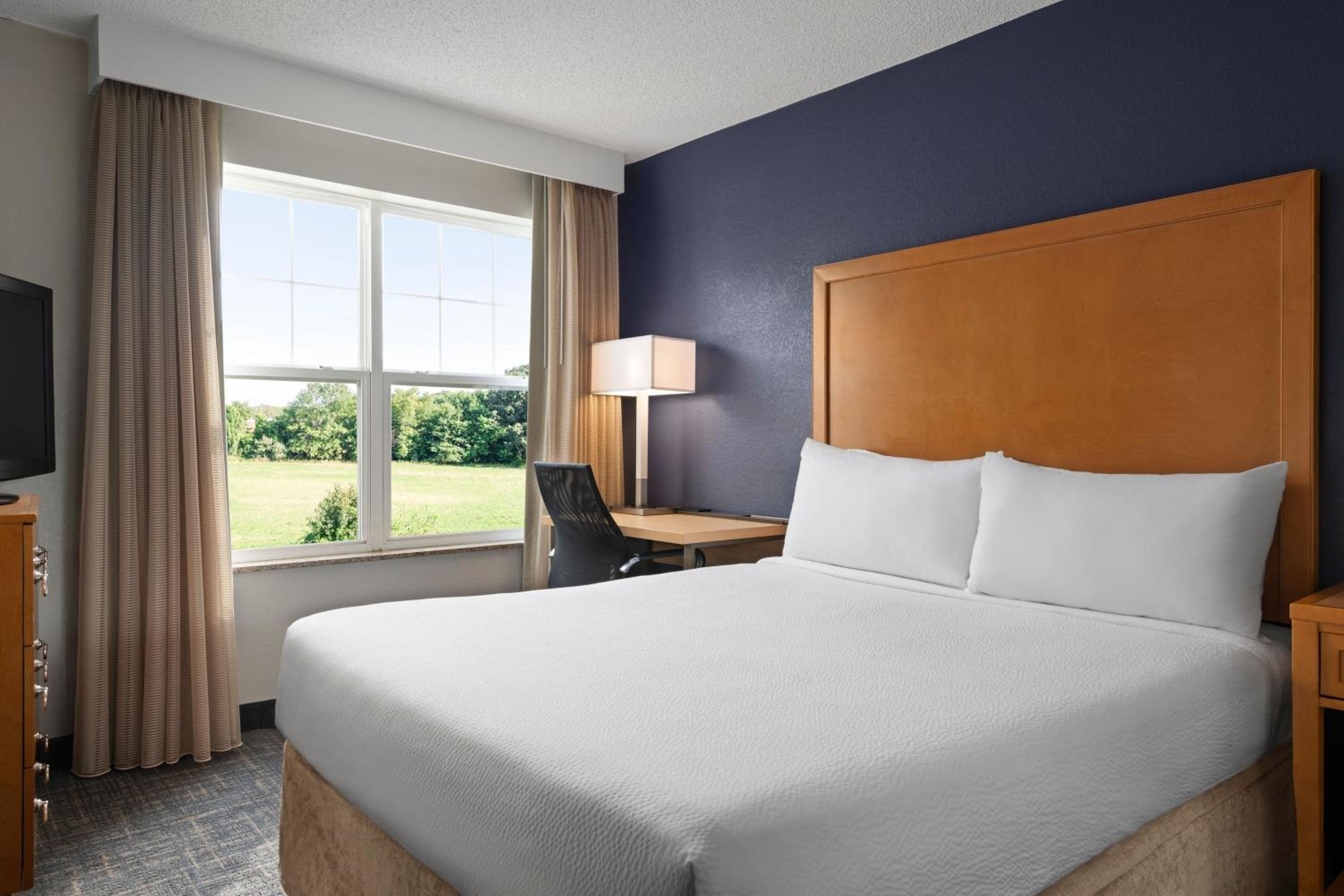 Two-Bedroom Suite - Photo 7
