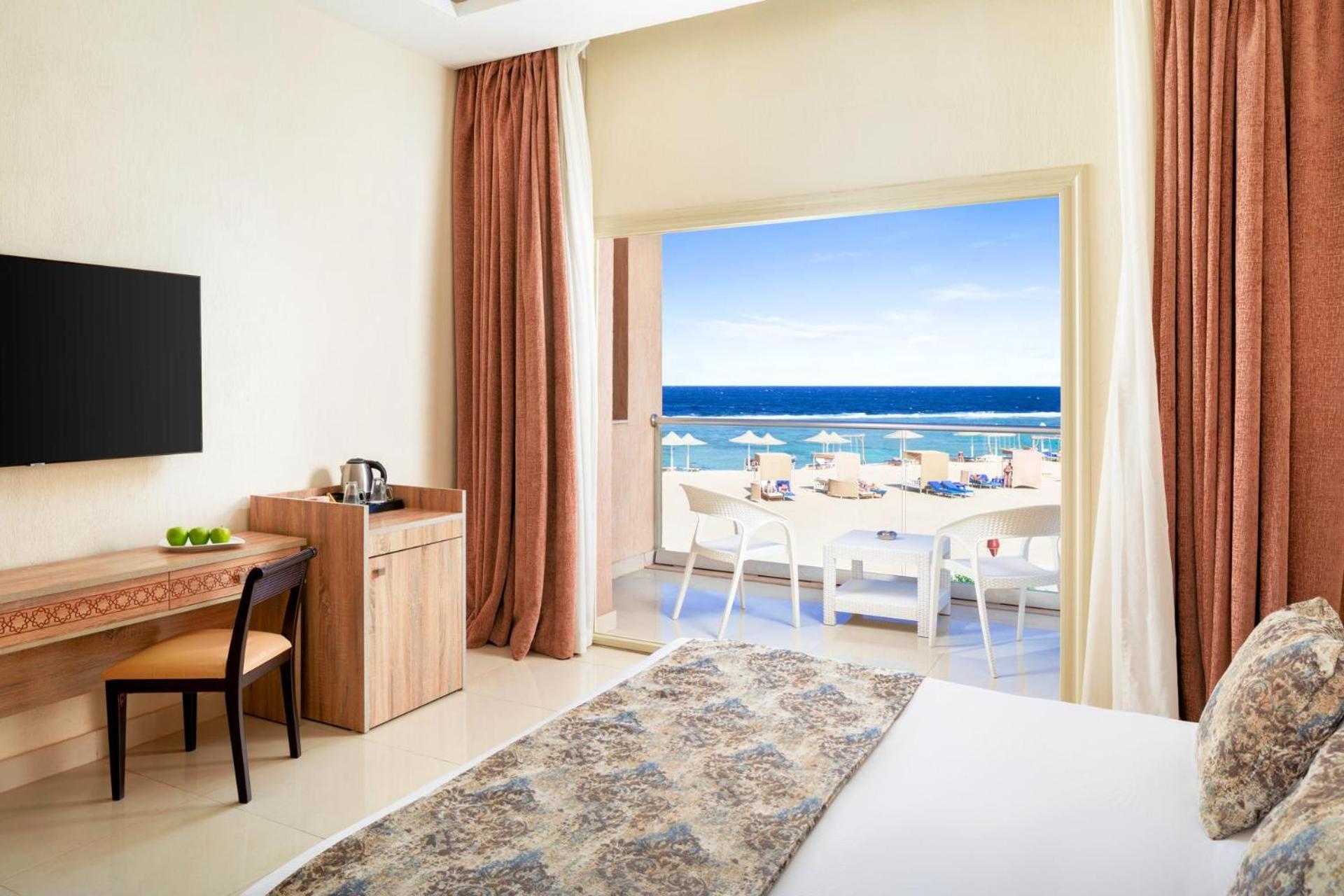 Deluxe Beachfront Room thumbnail 5
