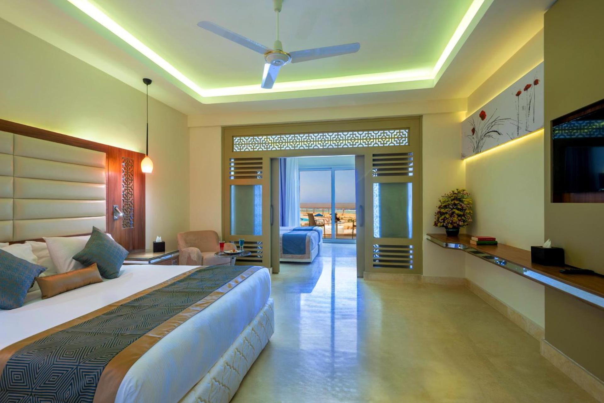 Family Room with Sea View thumbnail 6