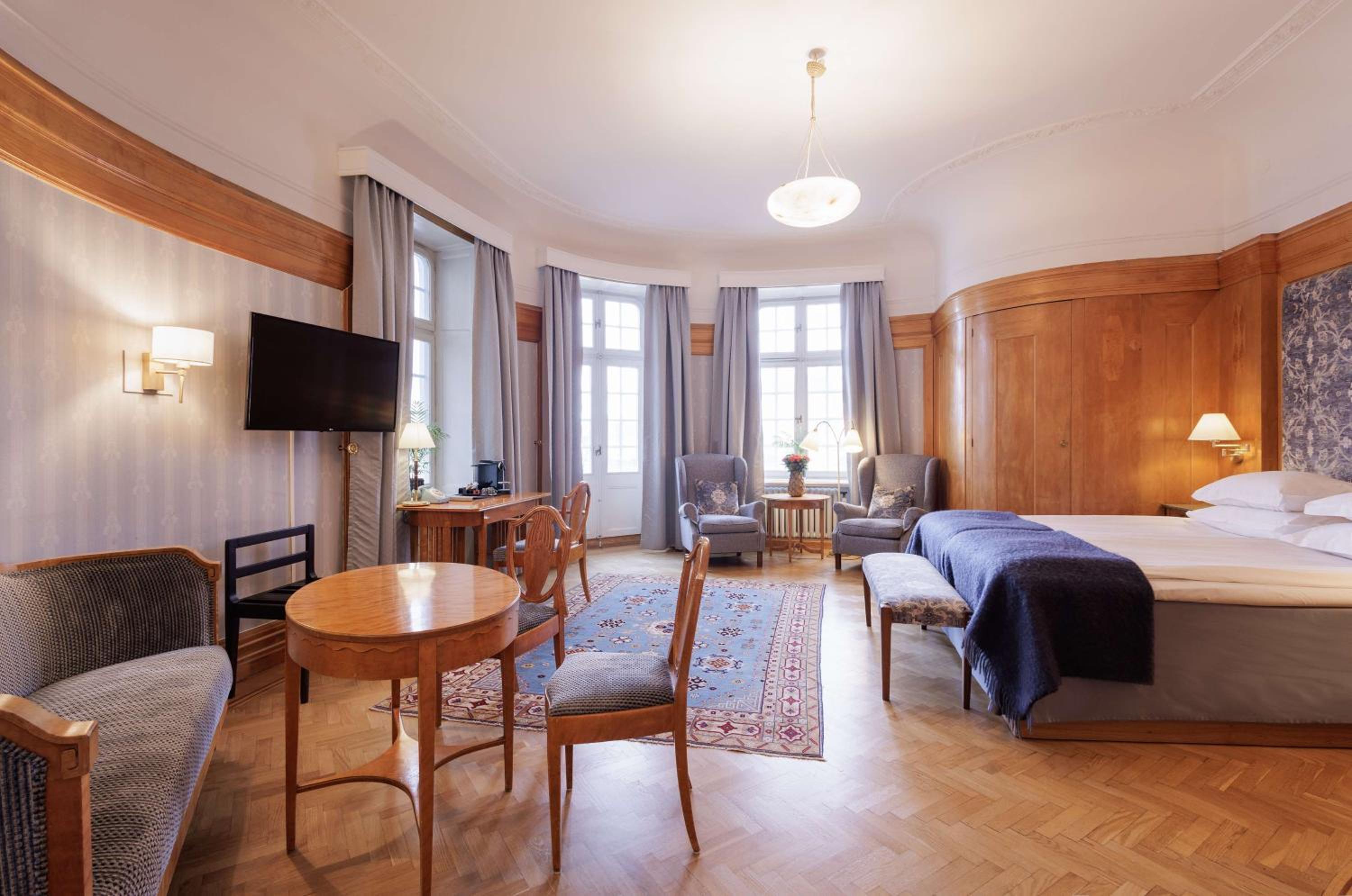 Junior King Suite with Sea View - Non-Smoking - Photo 2