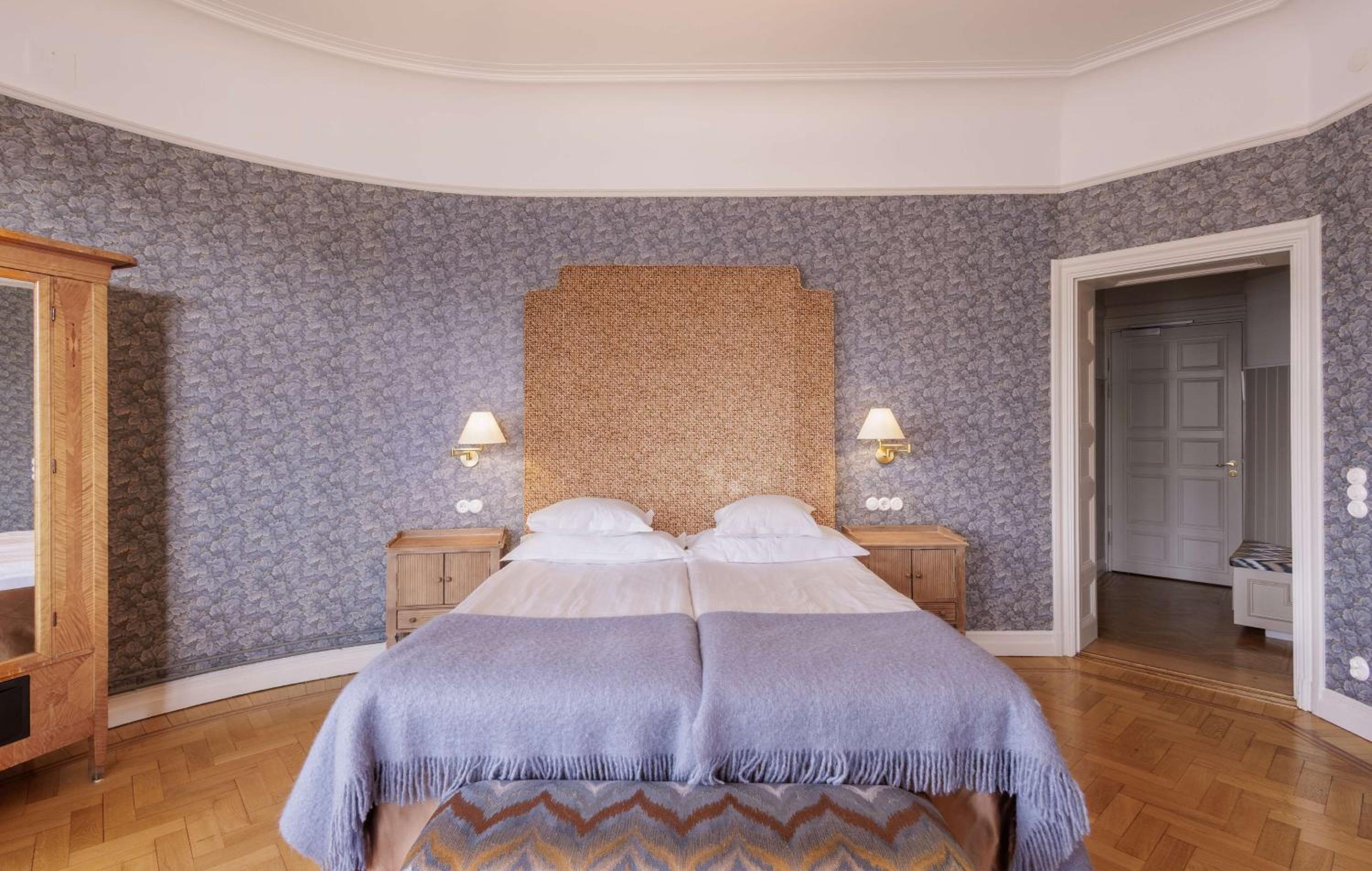Junior King Suite with Sea View - Non-Smoking - Photo 1