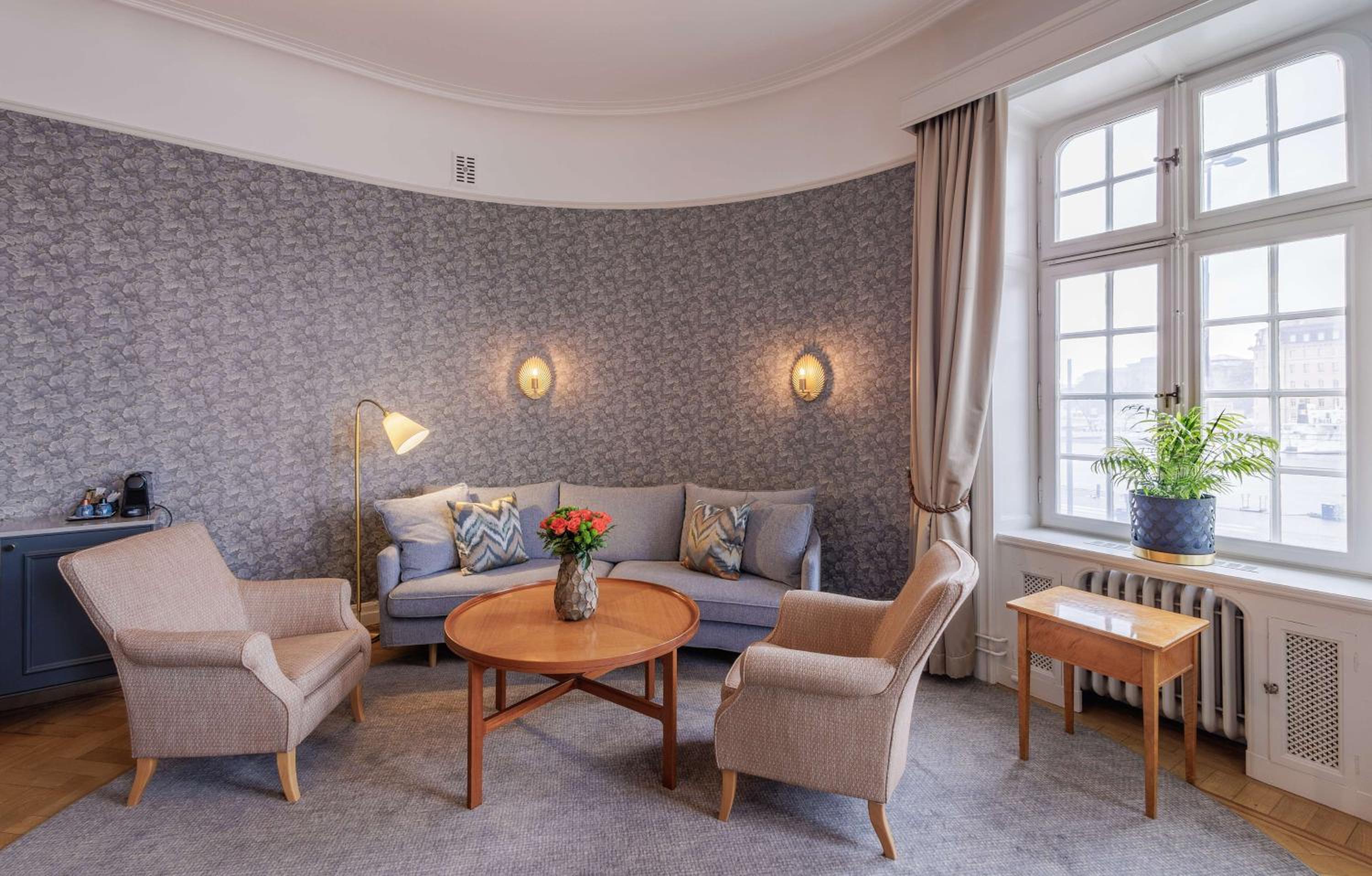 Junior King Suite with Sea View - Non-Smoking - Photo 5