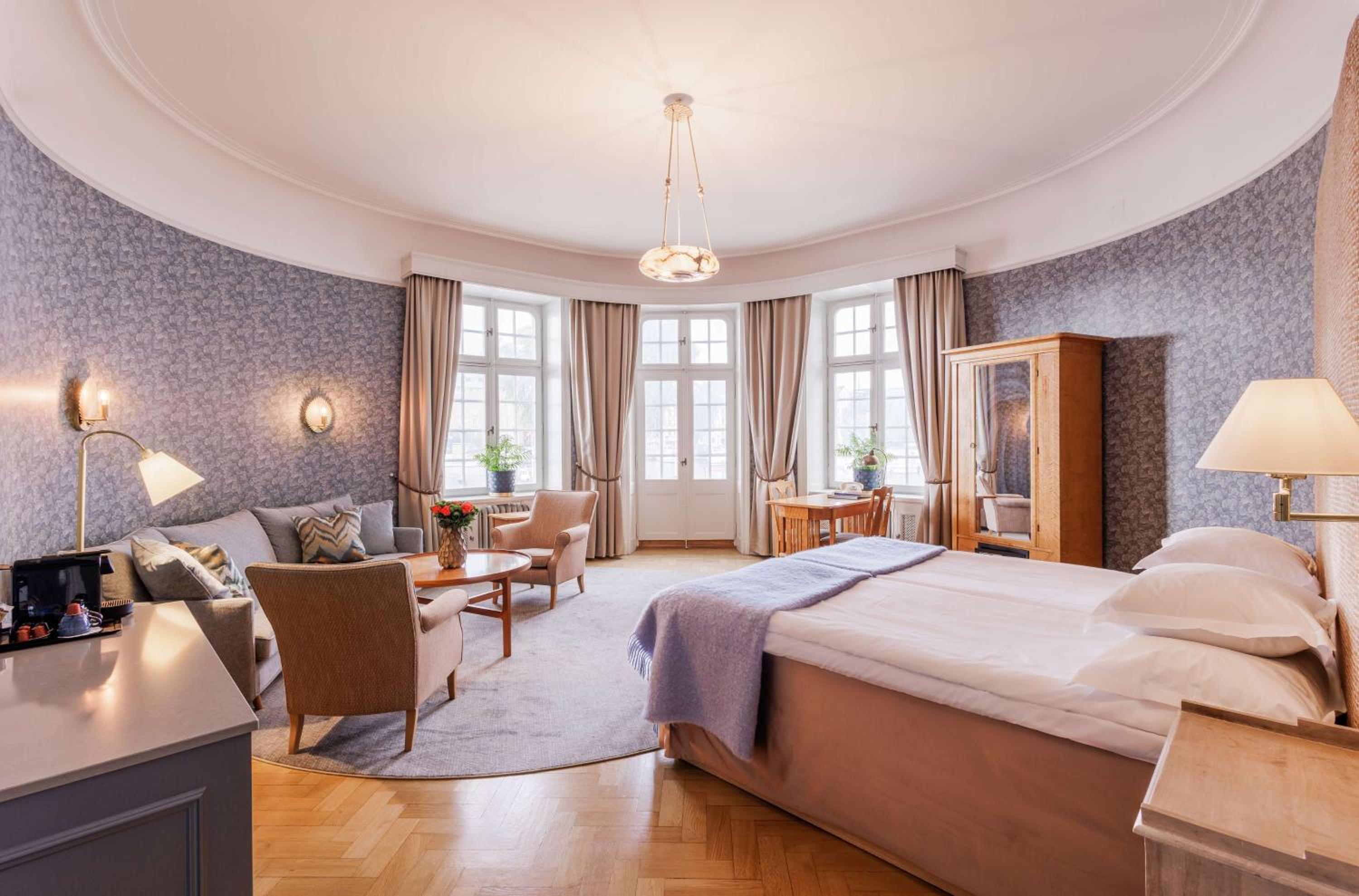 Junior King Suite with Sea View - Non-Smoking - Photo 6