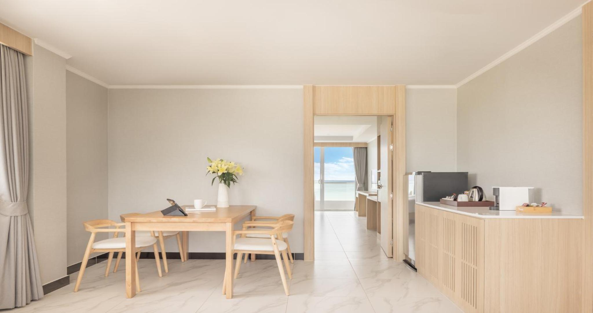 Ocean's Edge Luxury Suite - Photo 8