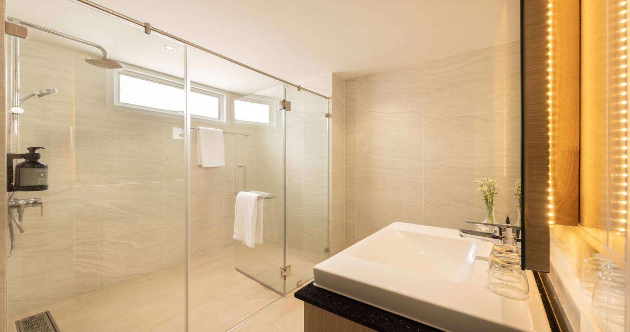 Ocean's Edge Luxury Suite - Photo 2