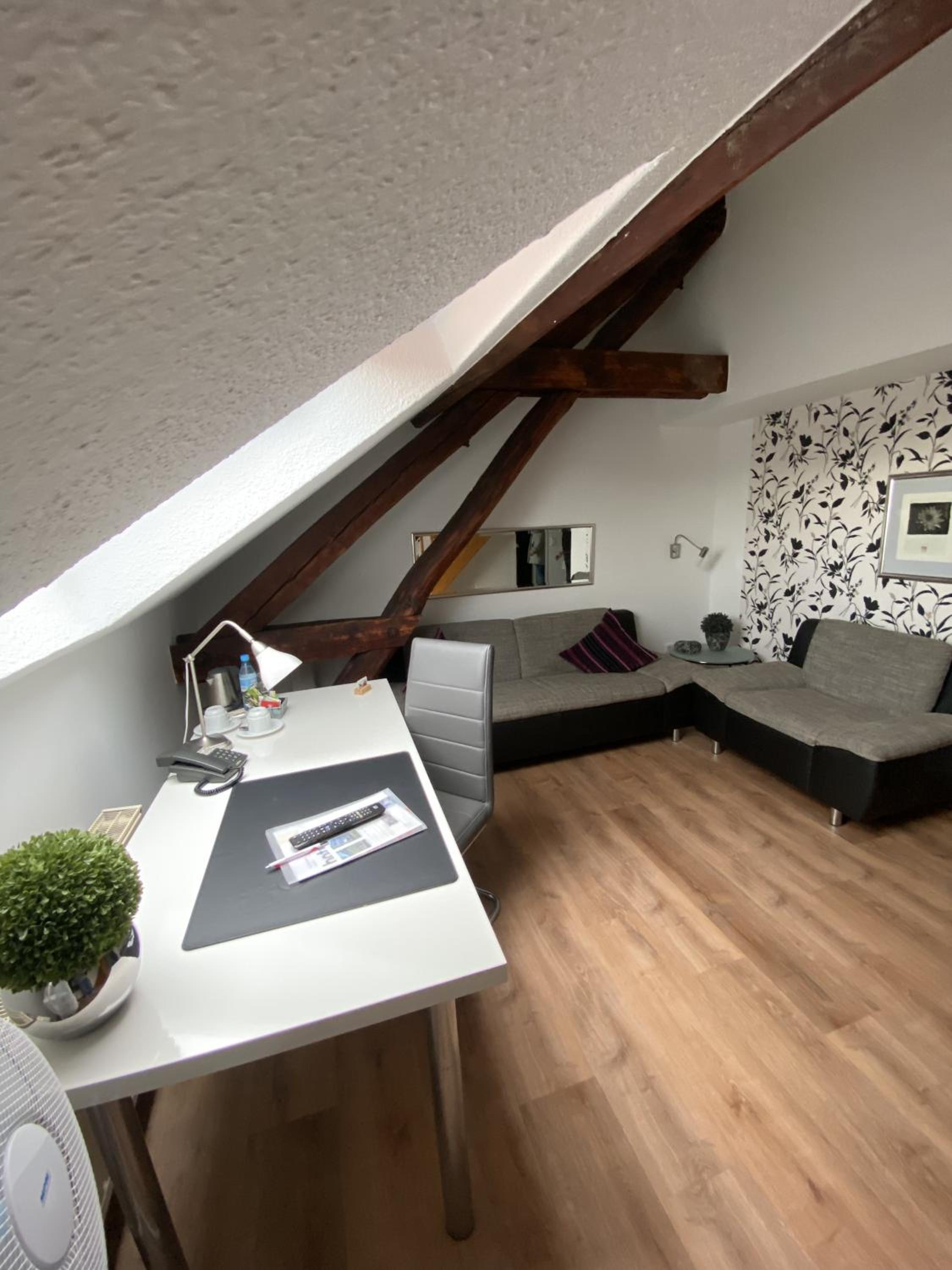 Large Double Room - Photo 3