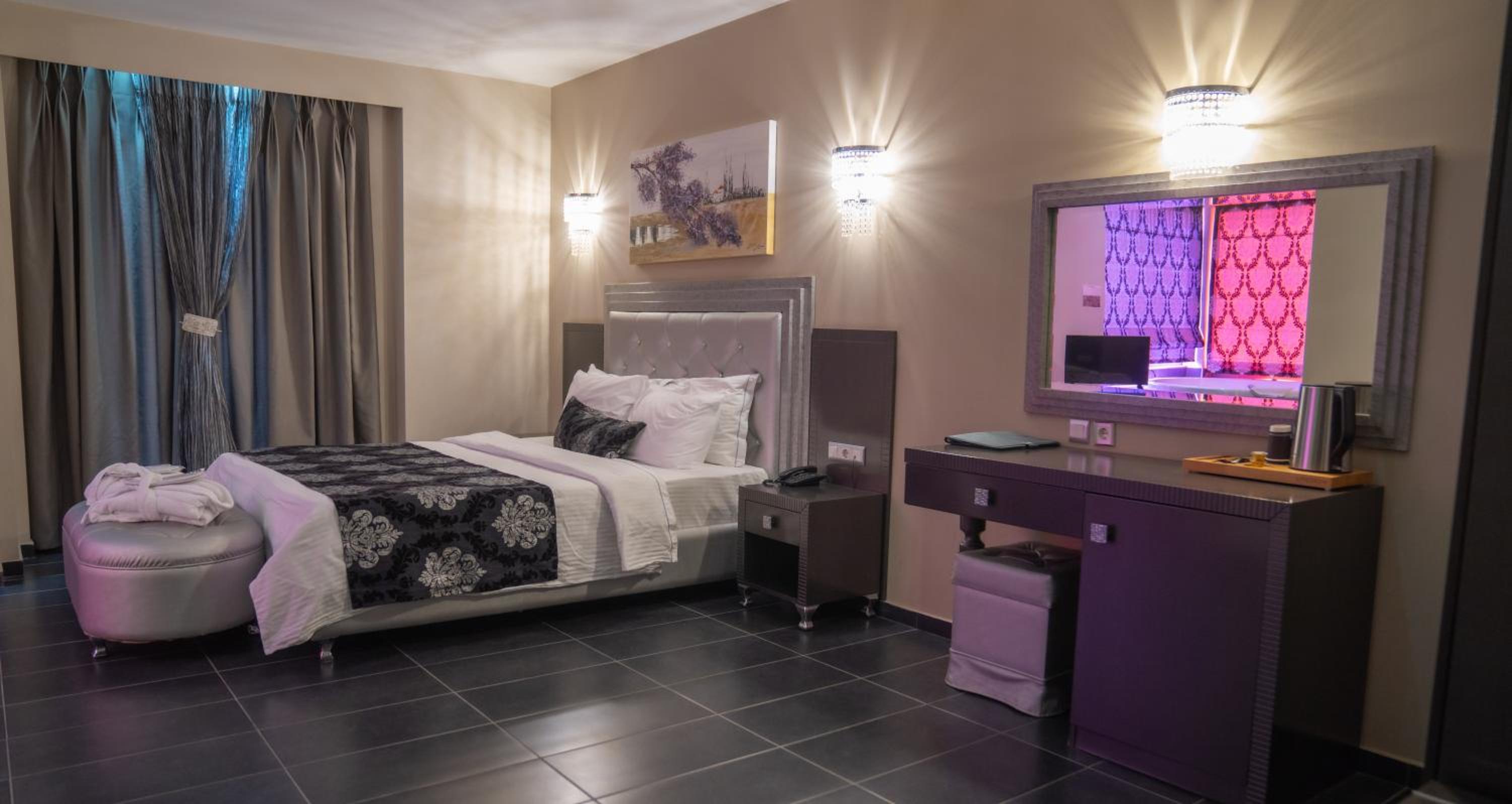 Double Room with Hot Tub - Photo 1