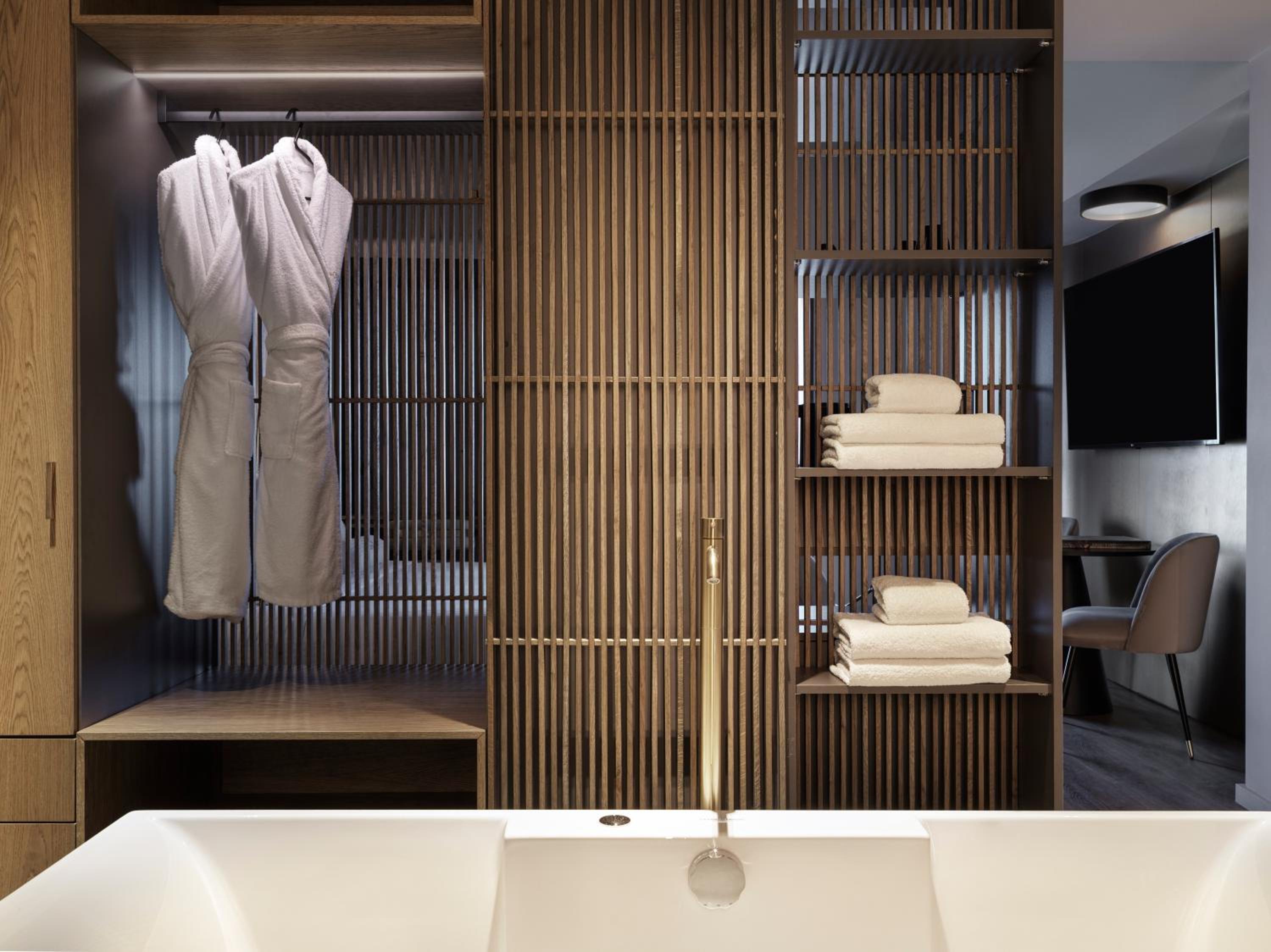 King Suite with Balcony - Photo 2