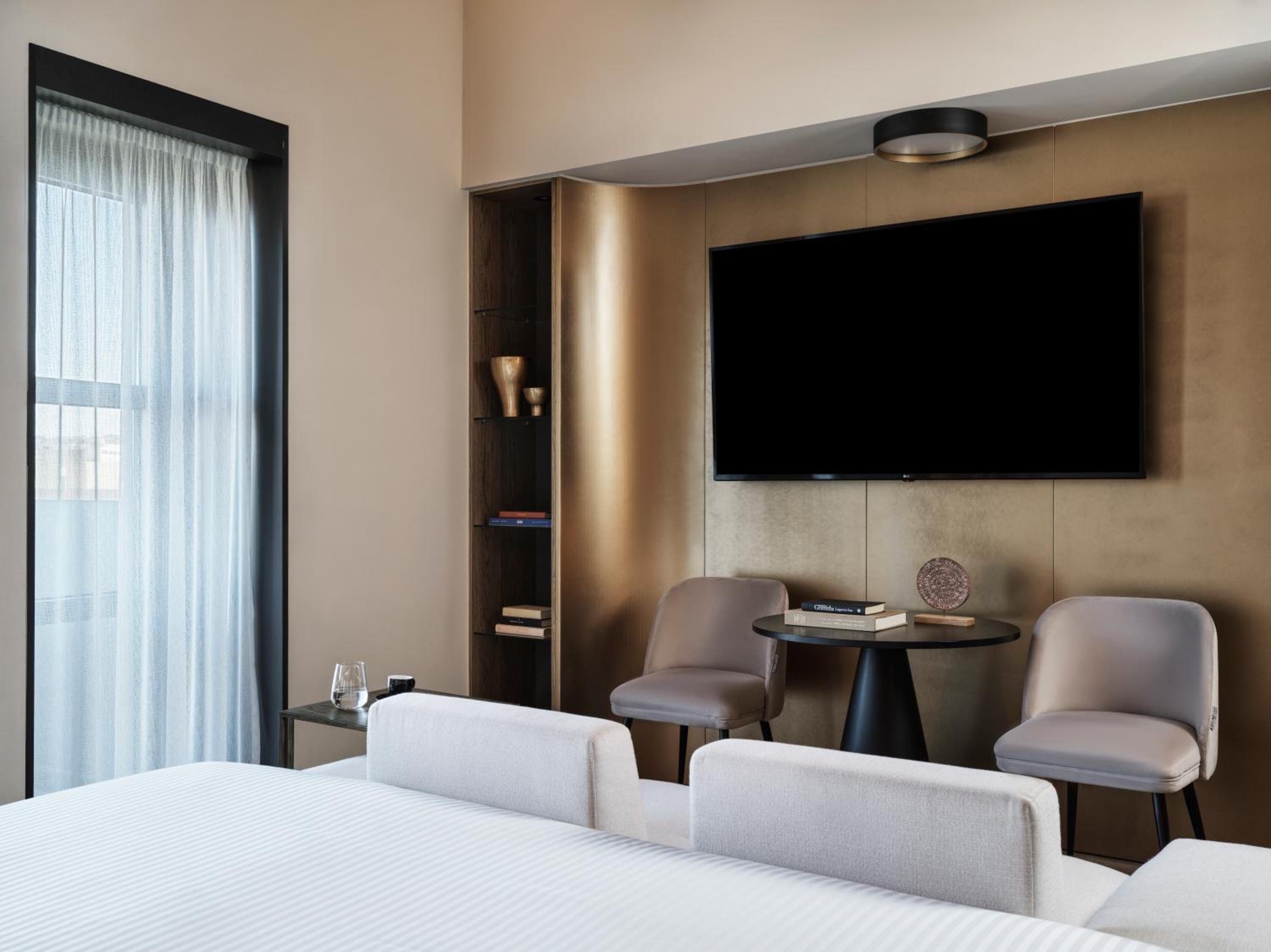 King Suite with Balcony - Photo 3