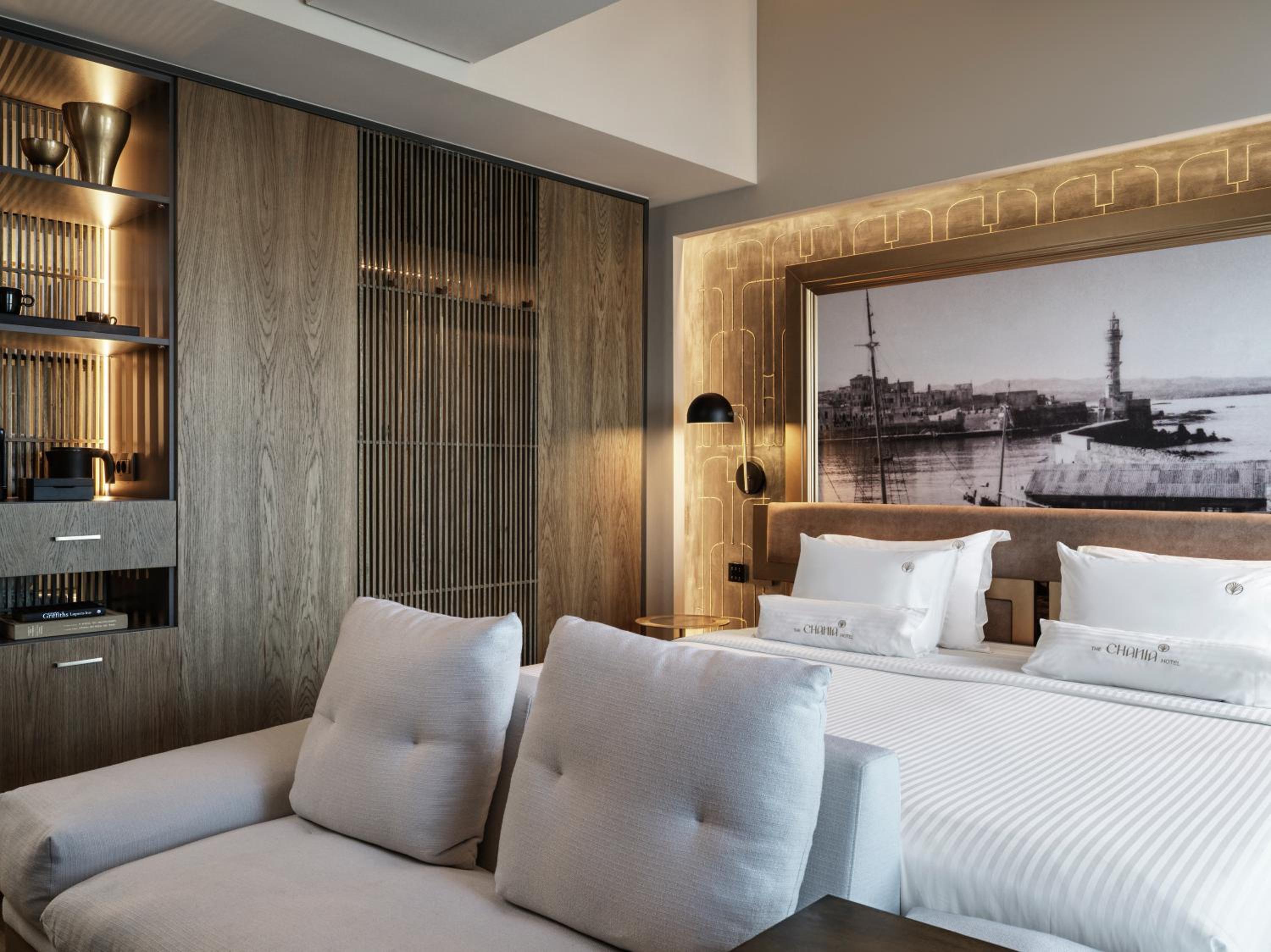 King Suite with Balcony - Photo 4