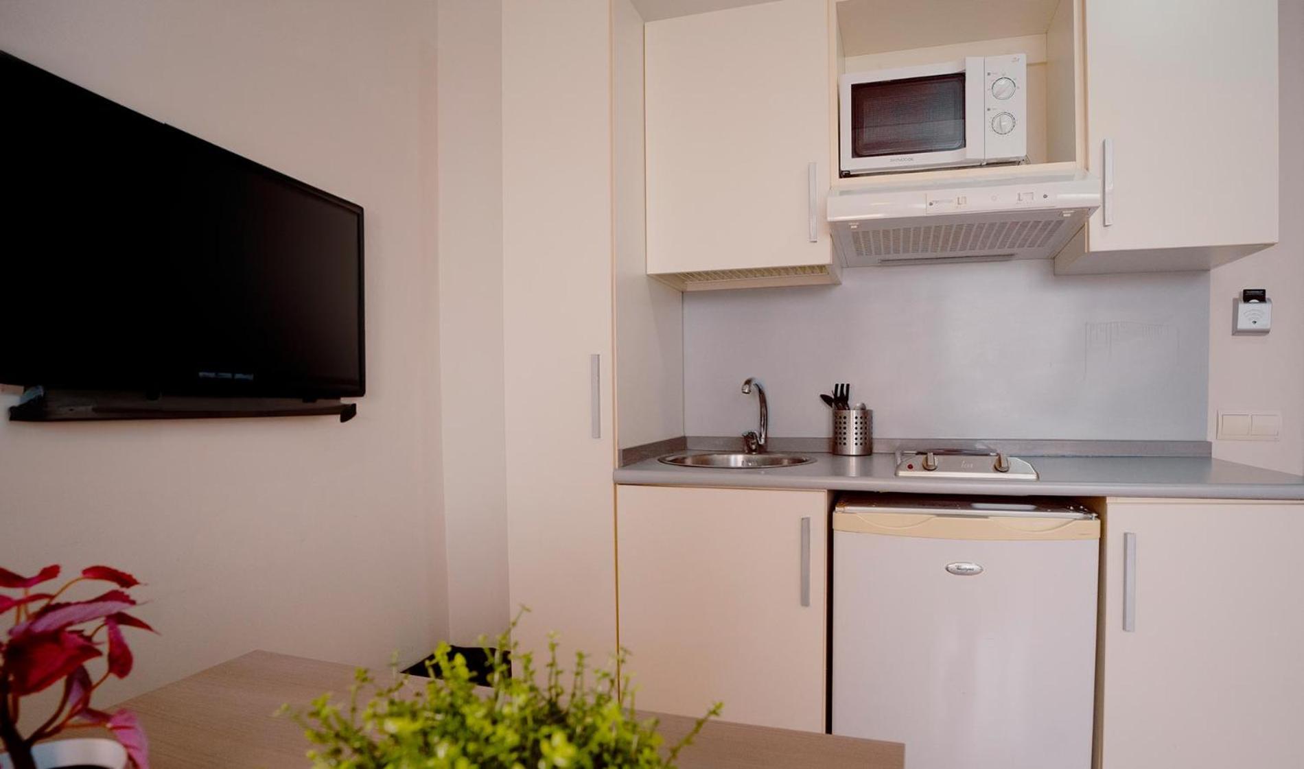 Family Room (2 Adults + 2 Children) - Photo 5