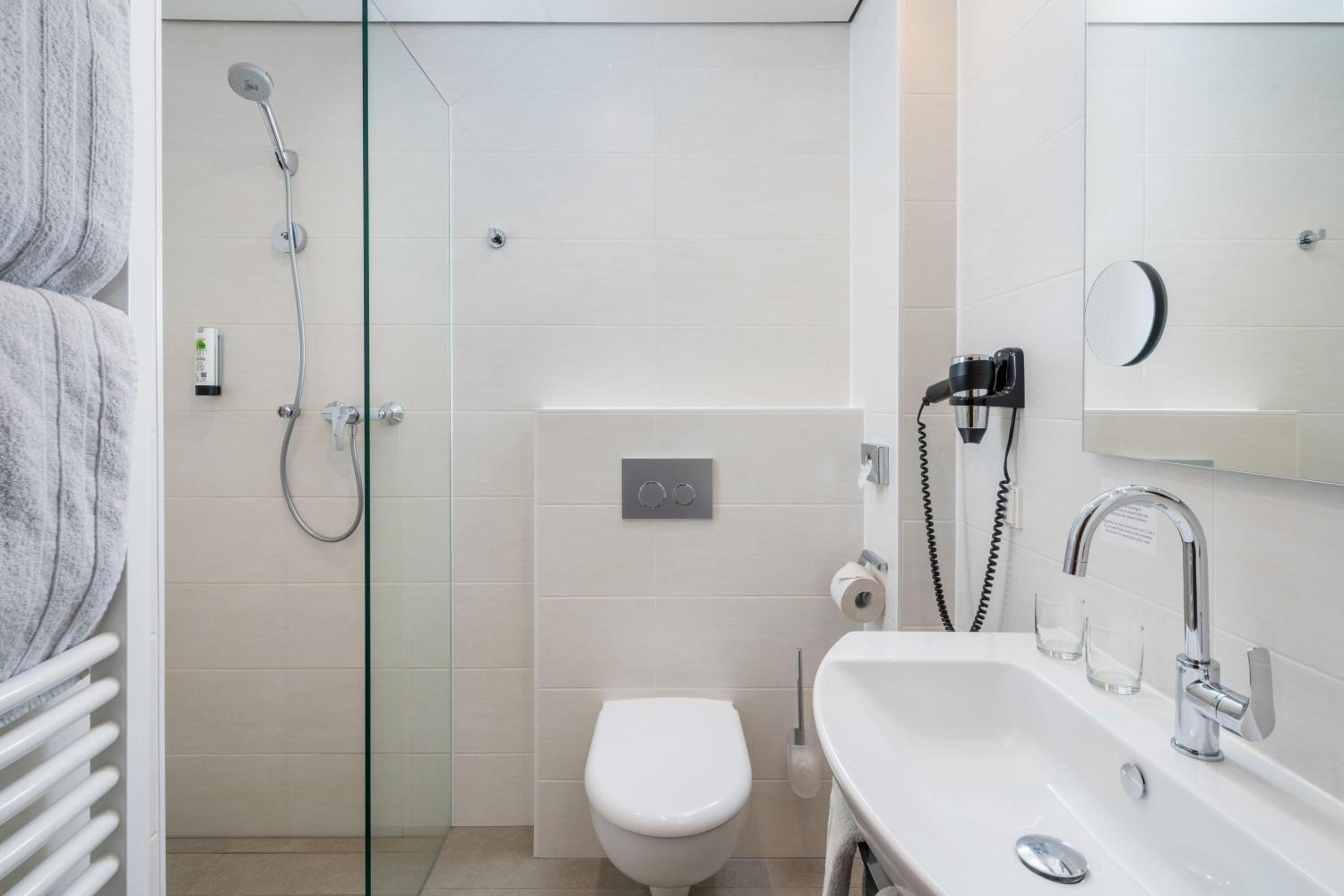 Double Room with River View and Balcony, with Air-Conditioning- Category 2 photo 2