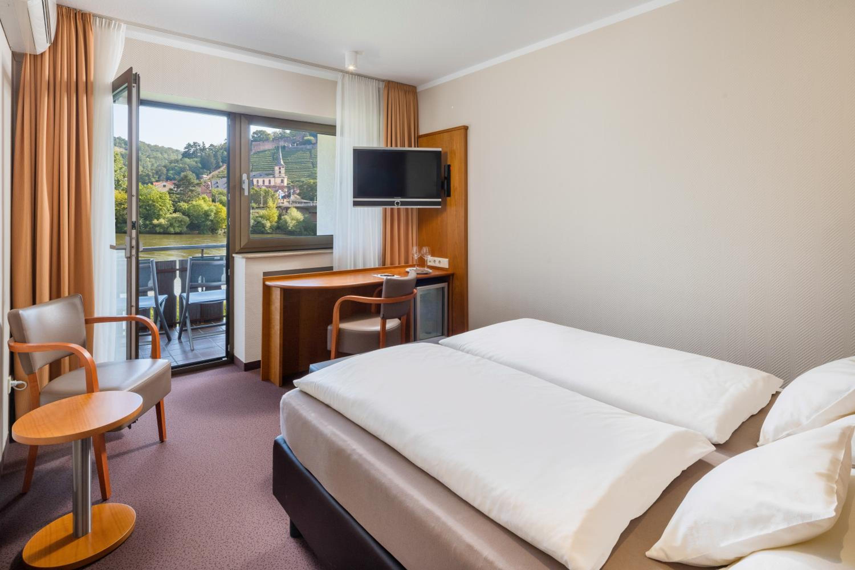 Double Room with River View and Balcony, with Air-Conditioning- Category 2 photo 1