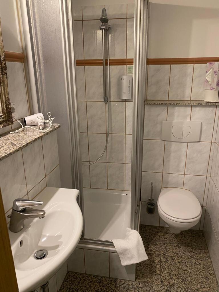 Large Double Room - Photo 19