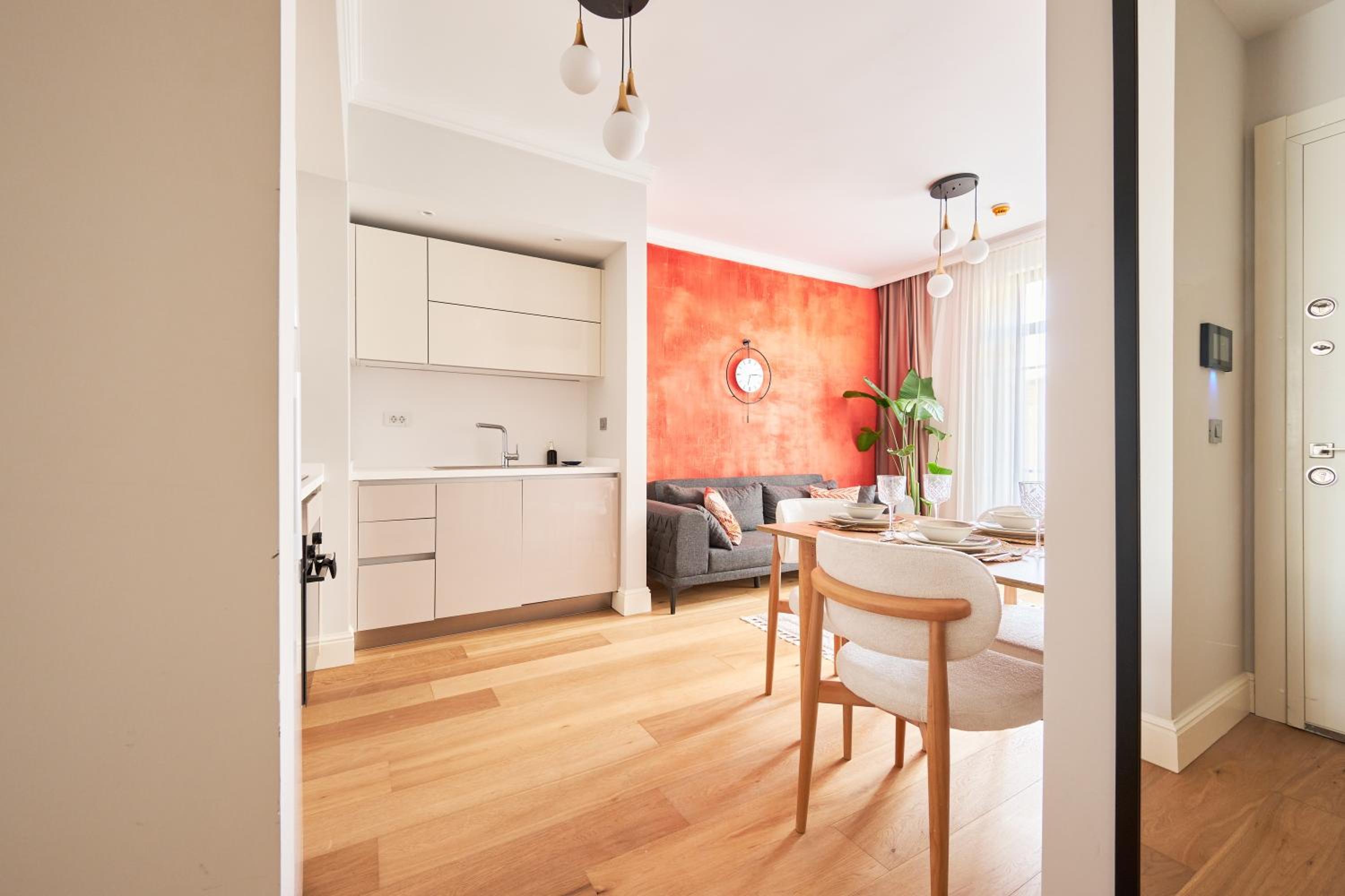 Deluxe One-Bedroom Apartment photo 2