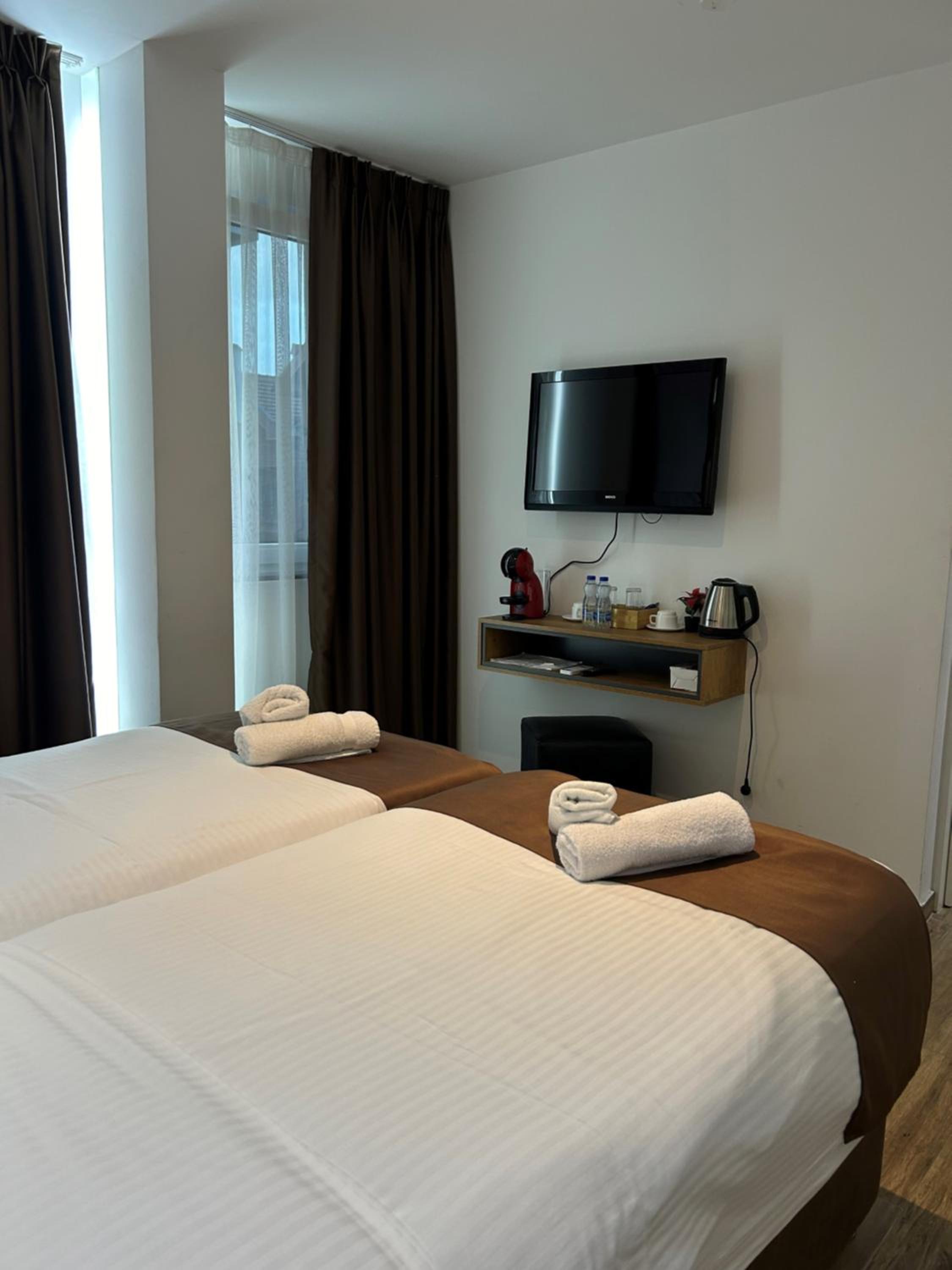 Twin Room with Bathroom photo 2