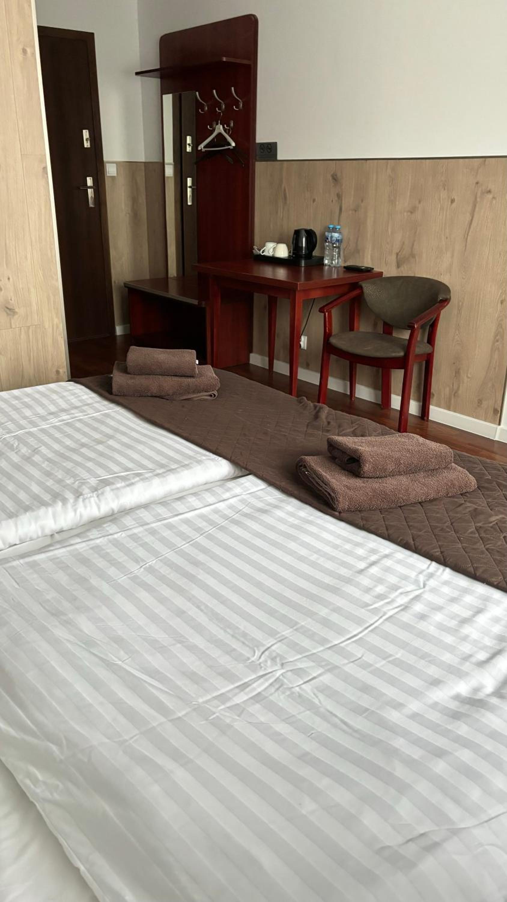 Twin Room - Photo 7