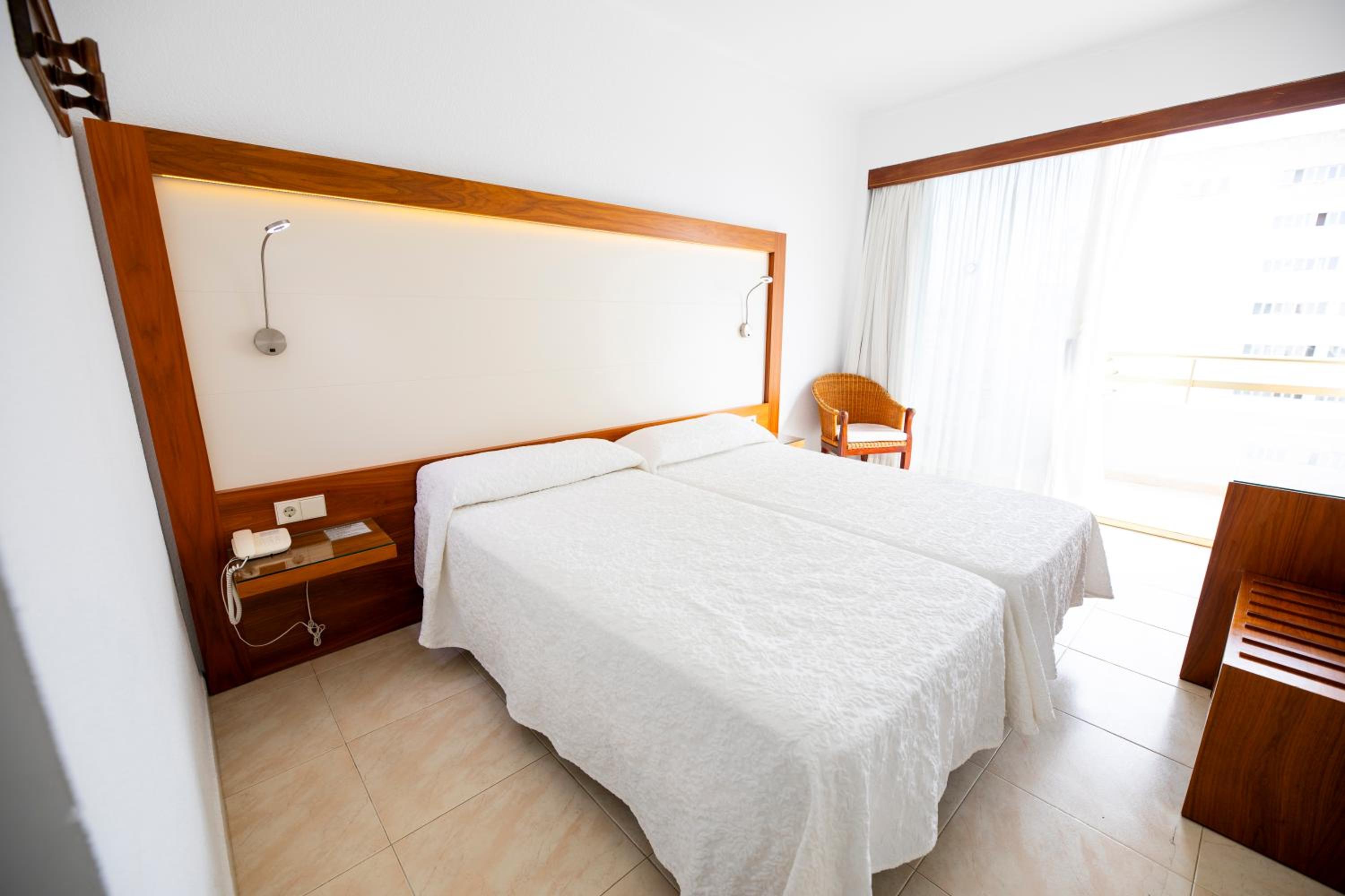 Habitación Doble o con Dos Camas con Vista Lateral al Mar.