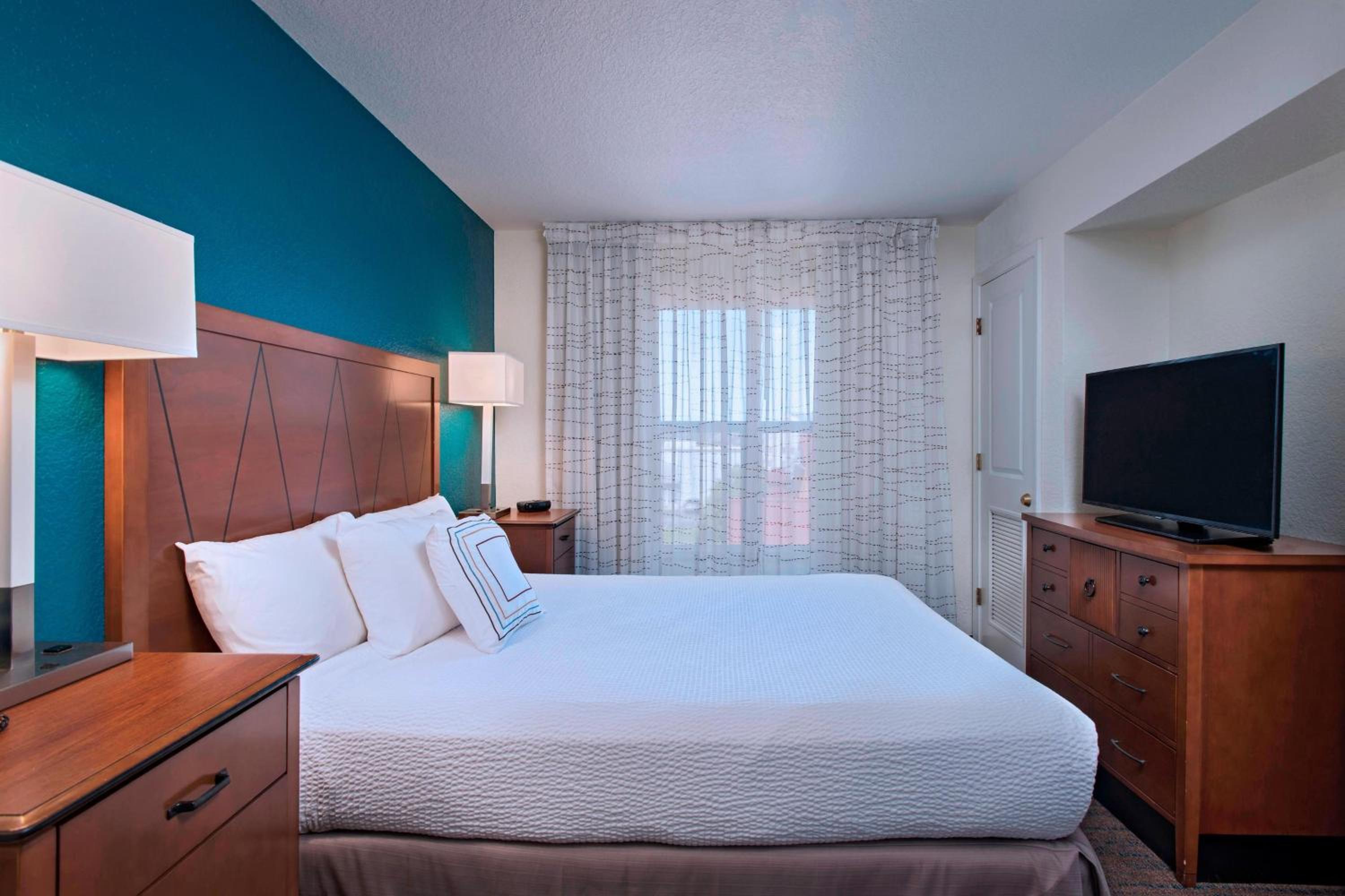 One-Bedroom Queen Suite with Sofa Bed - Photo 6
