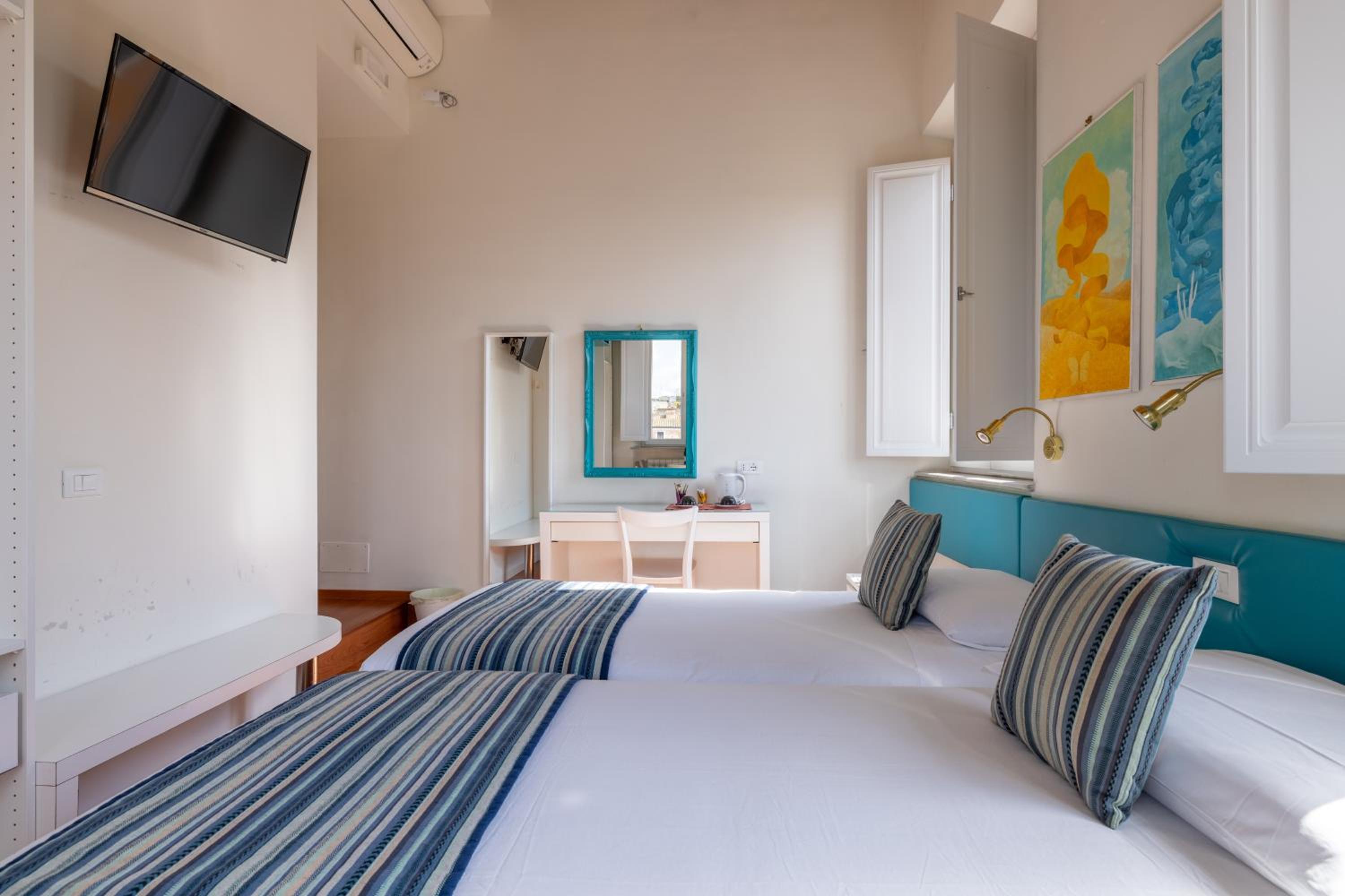 Deluxe Double or Twin Room with City View photo 3