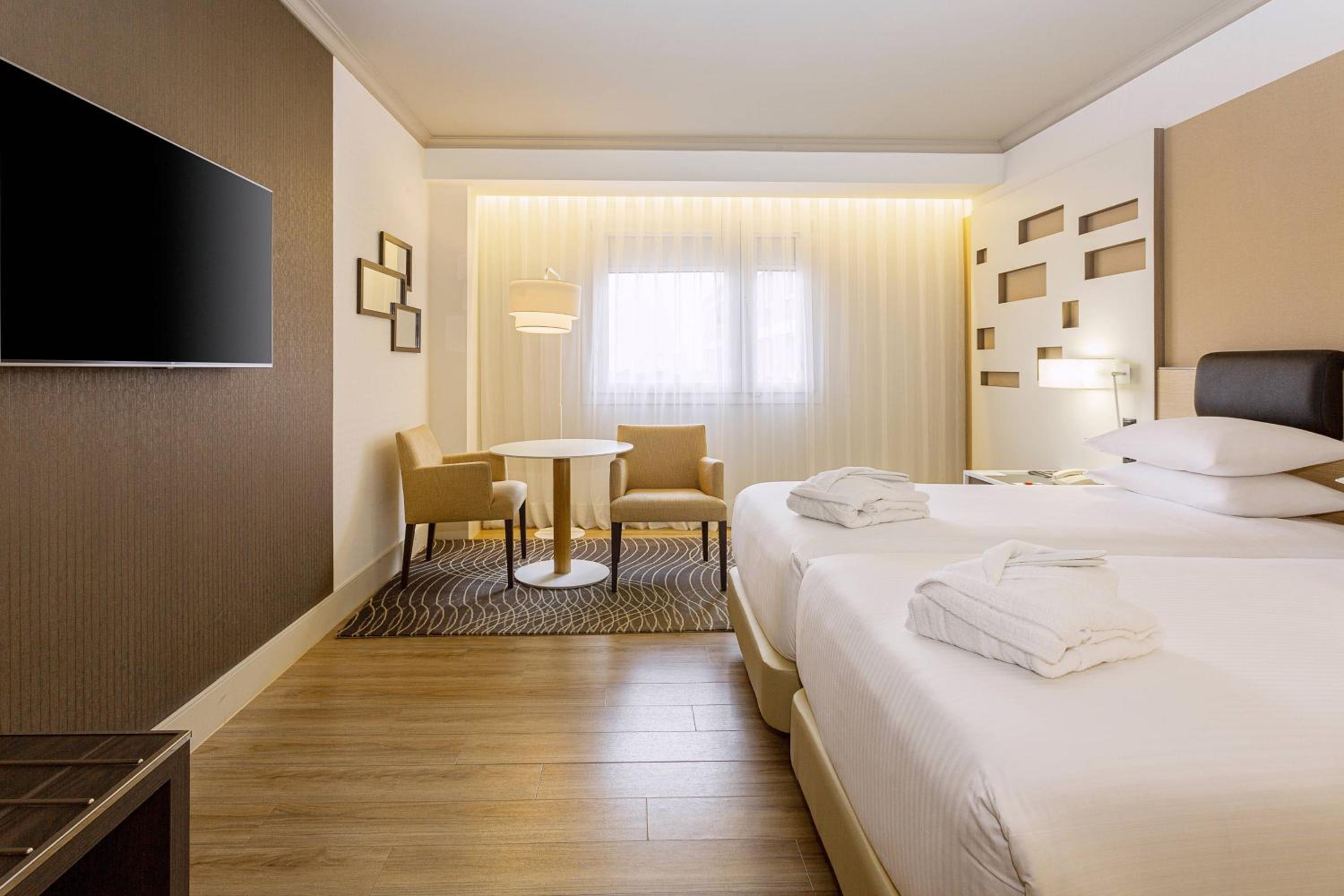 Executive Twin Room with Lounge Access and Parking included