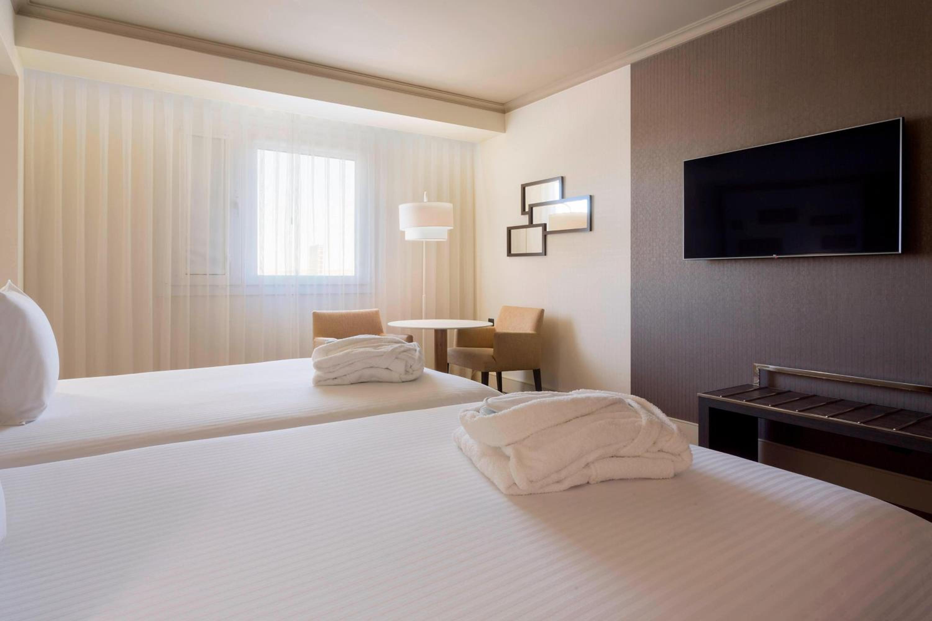 Executive Twin Room with Lounge Access and Parking included
