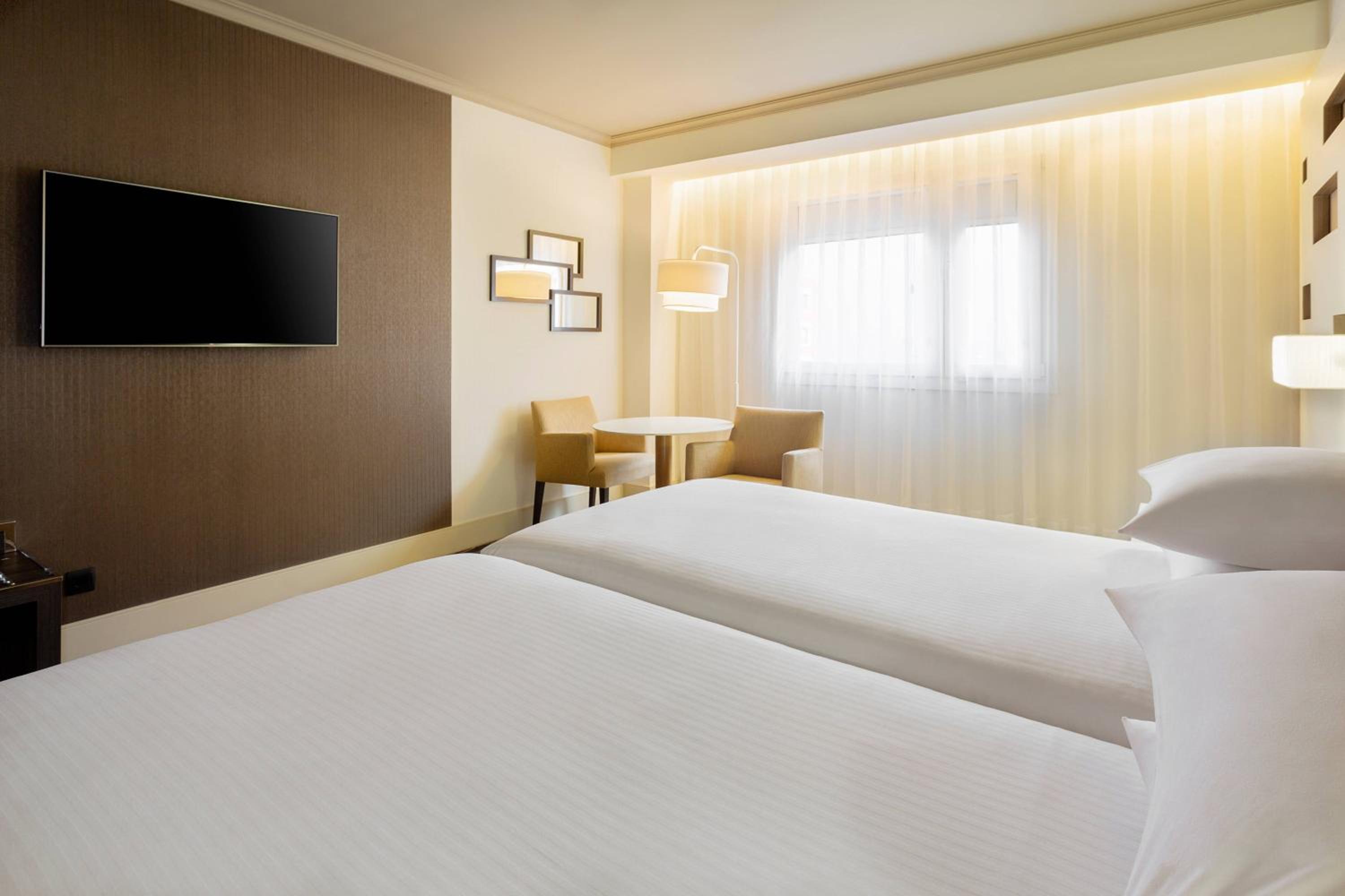 Premium Twin Room thumbnail 5