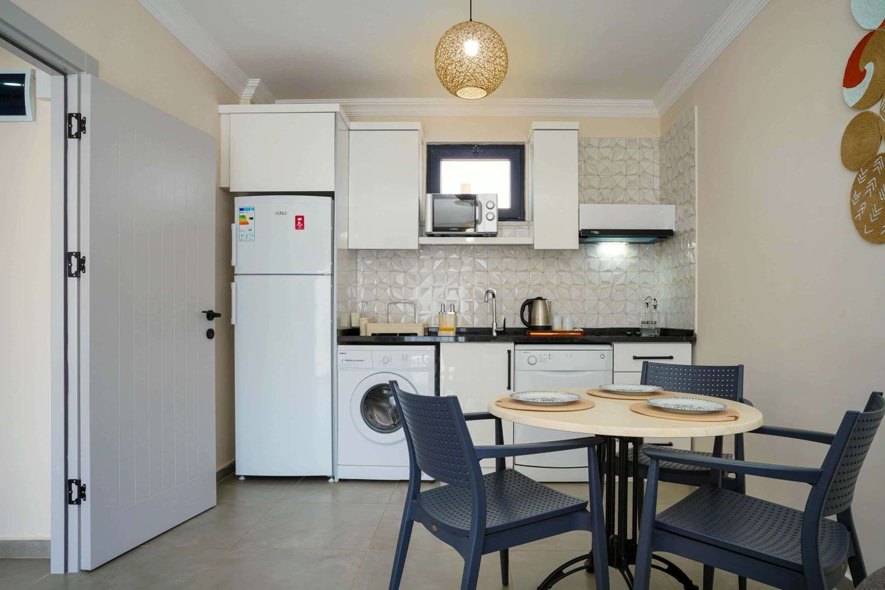Suite - Photo 16