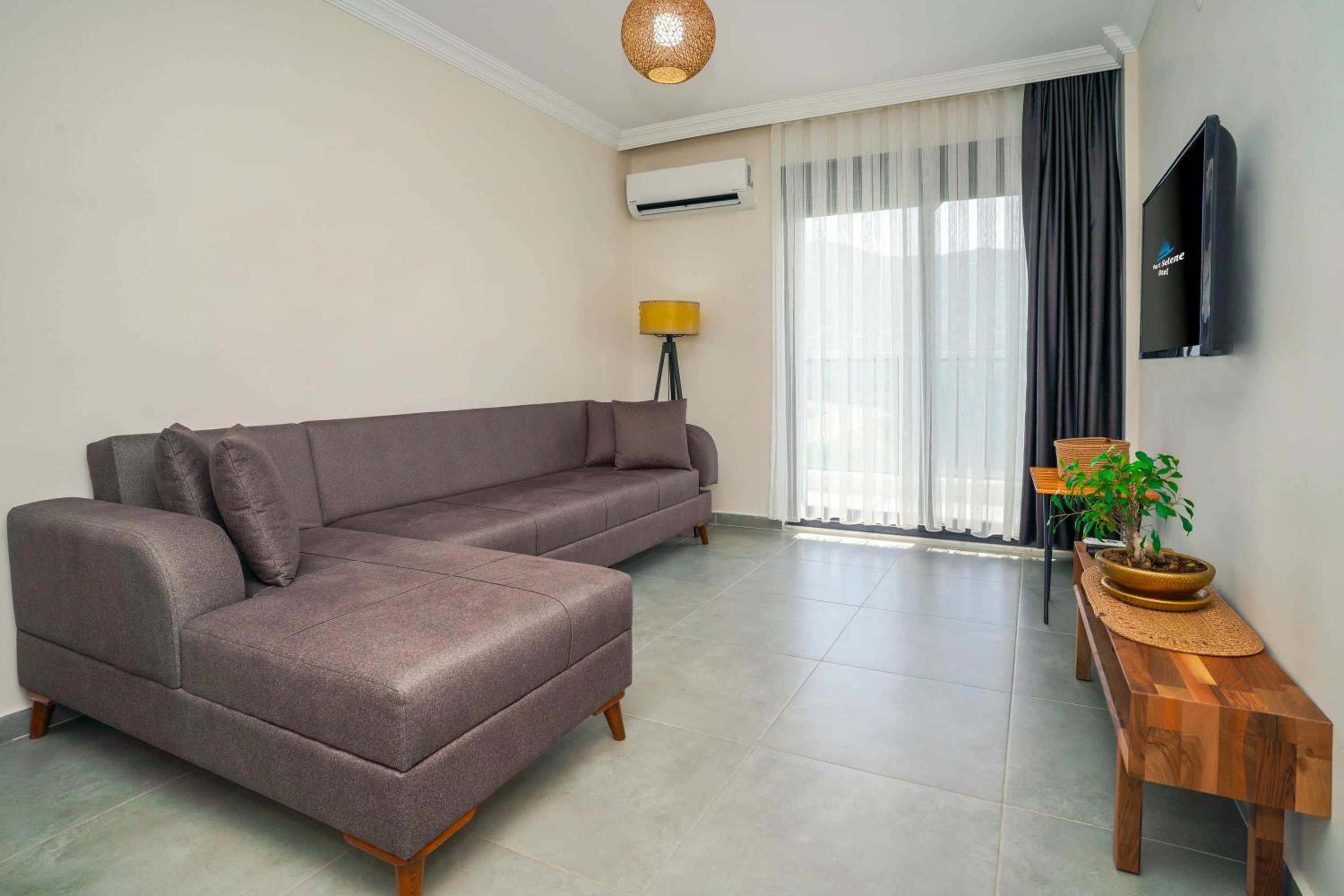 Suite - Photo 11