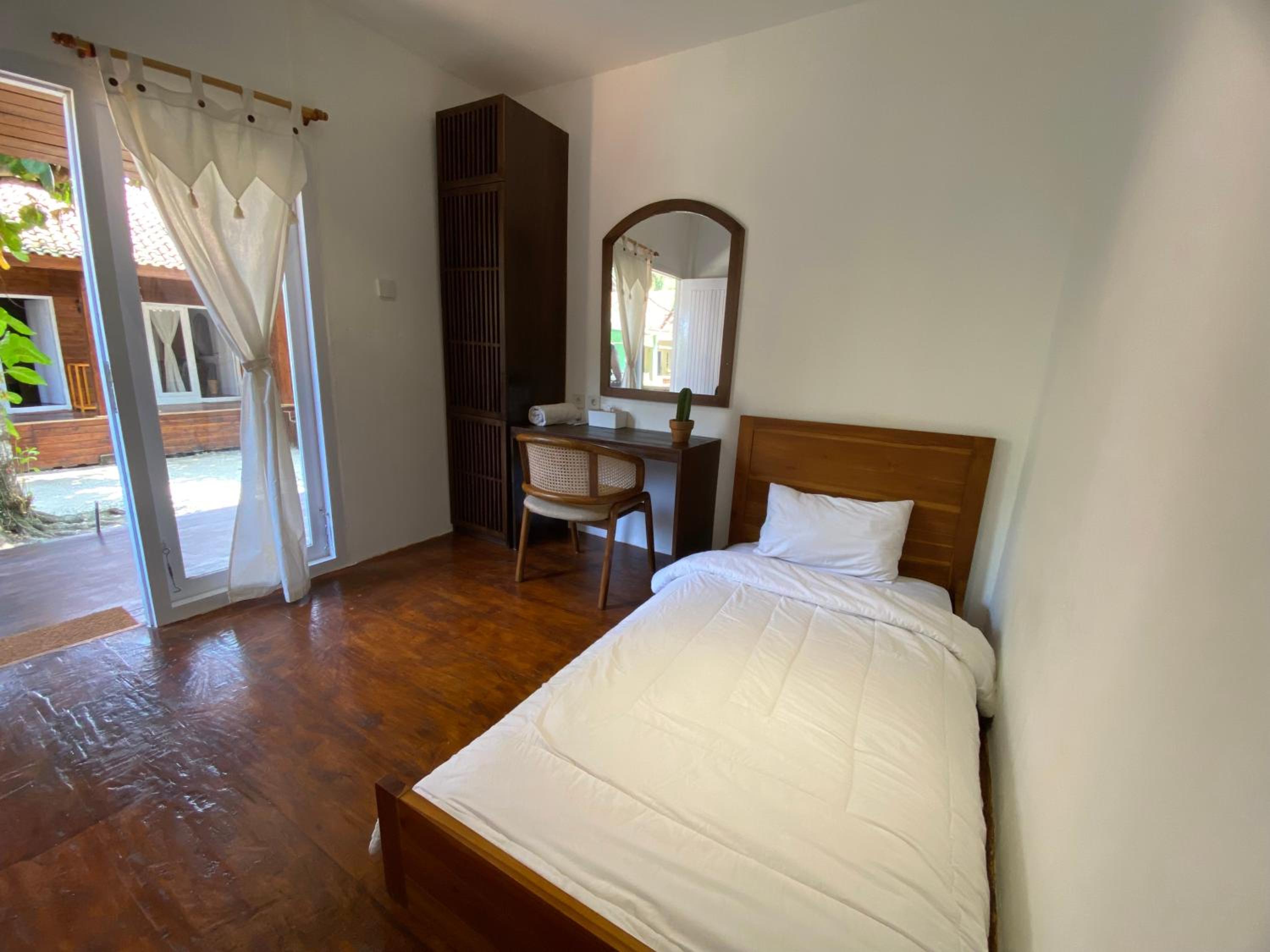 Single Room with Shared Bathroom photo 2