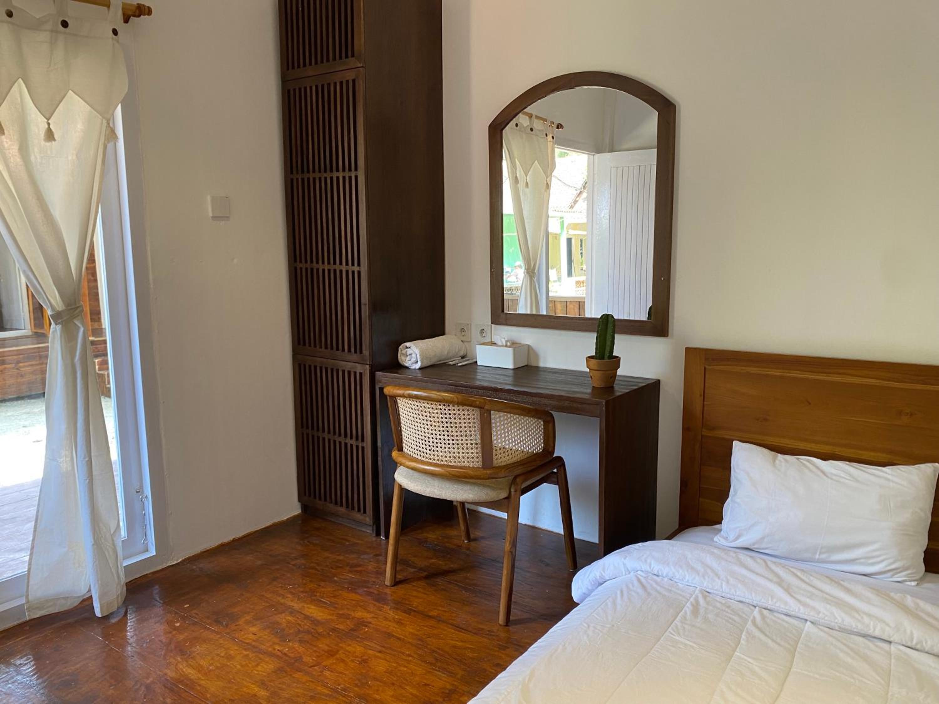 Single Room with Shared Bathroom