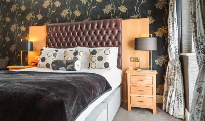 Deluxe Double Room with Bath - Photo 1
