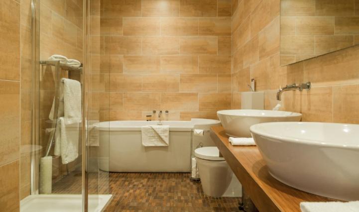 Deluxe Double Room with Bath - Photo 3