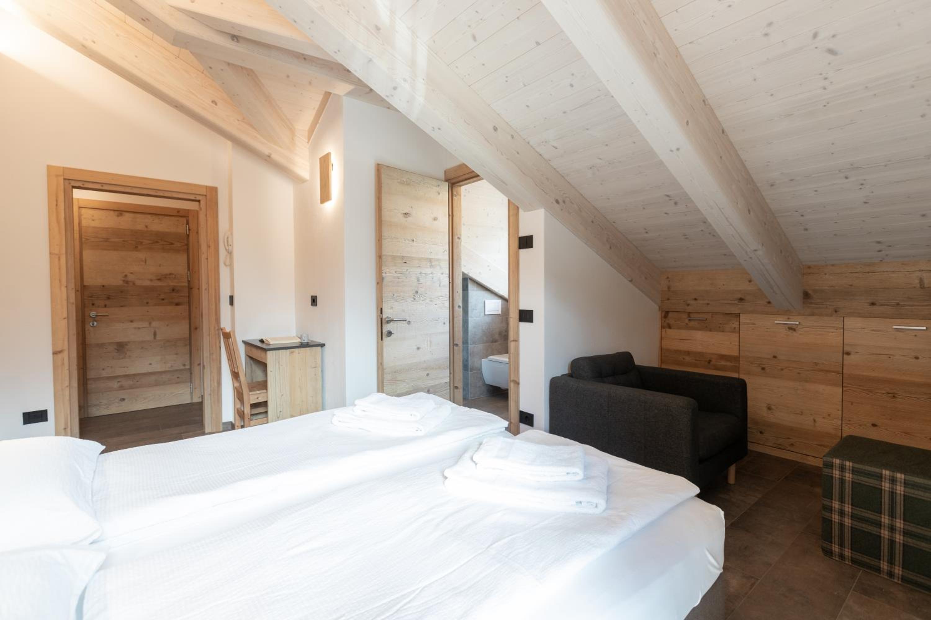 Double or Twin Room with Mountain View photo 2