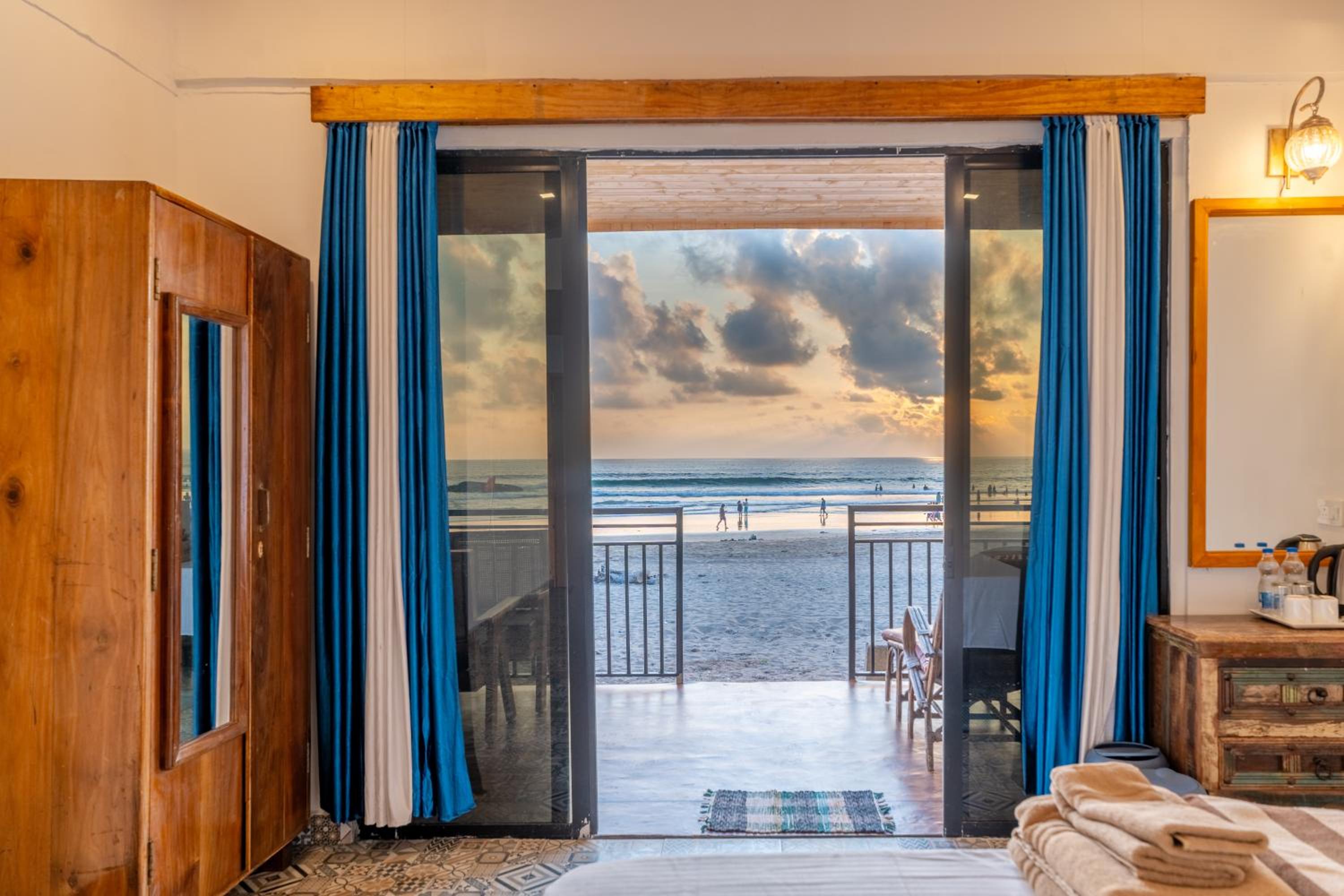 Front Sea View Hut - Photo 2