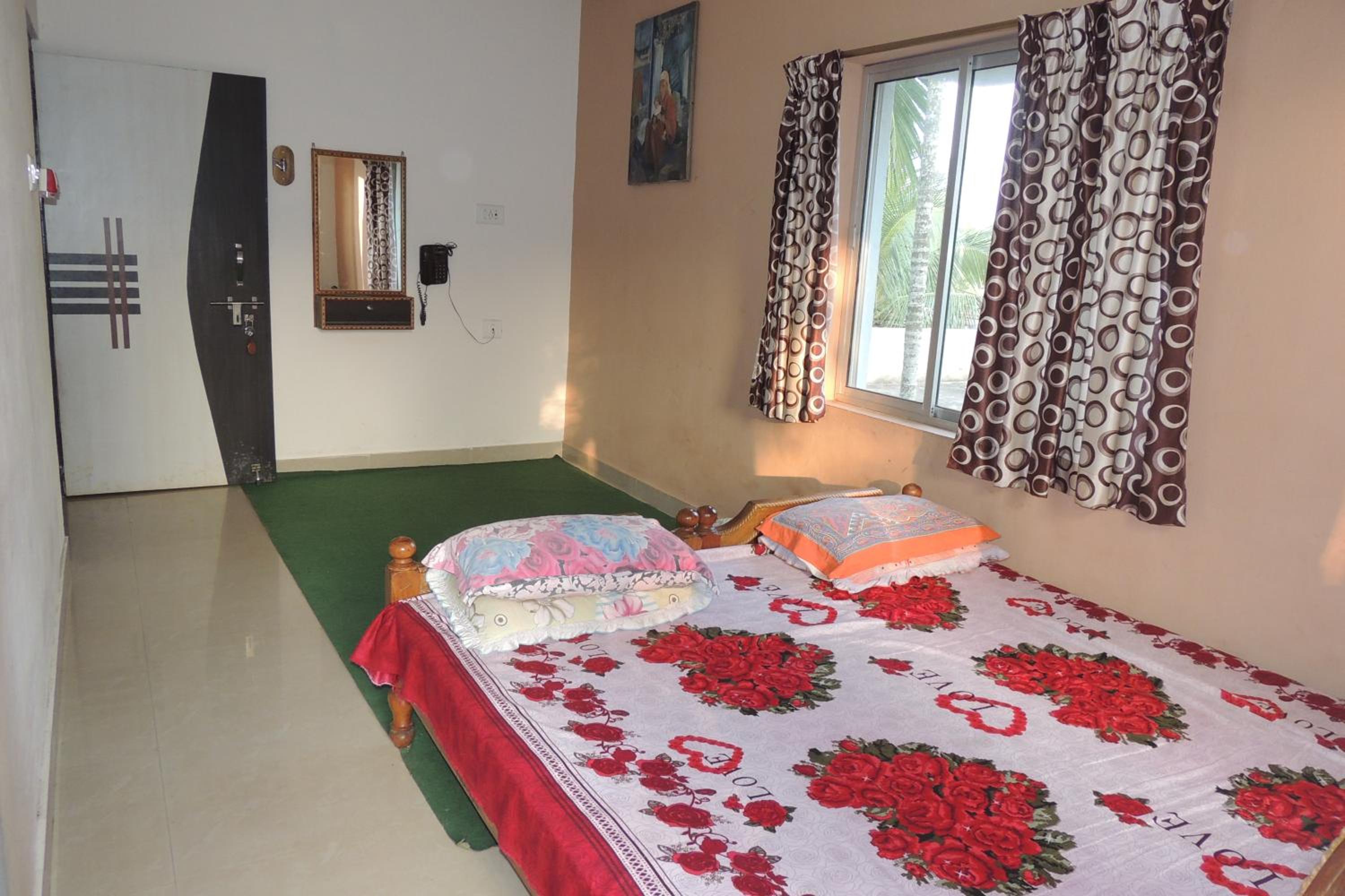 Family Room with Fan photo 3