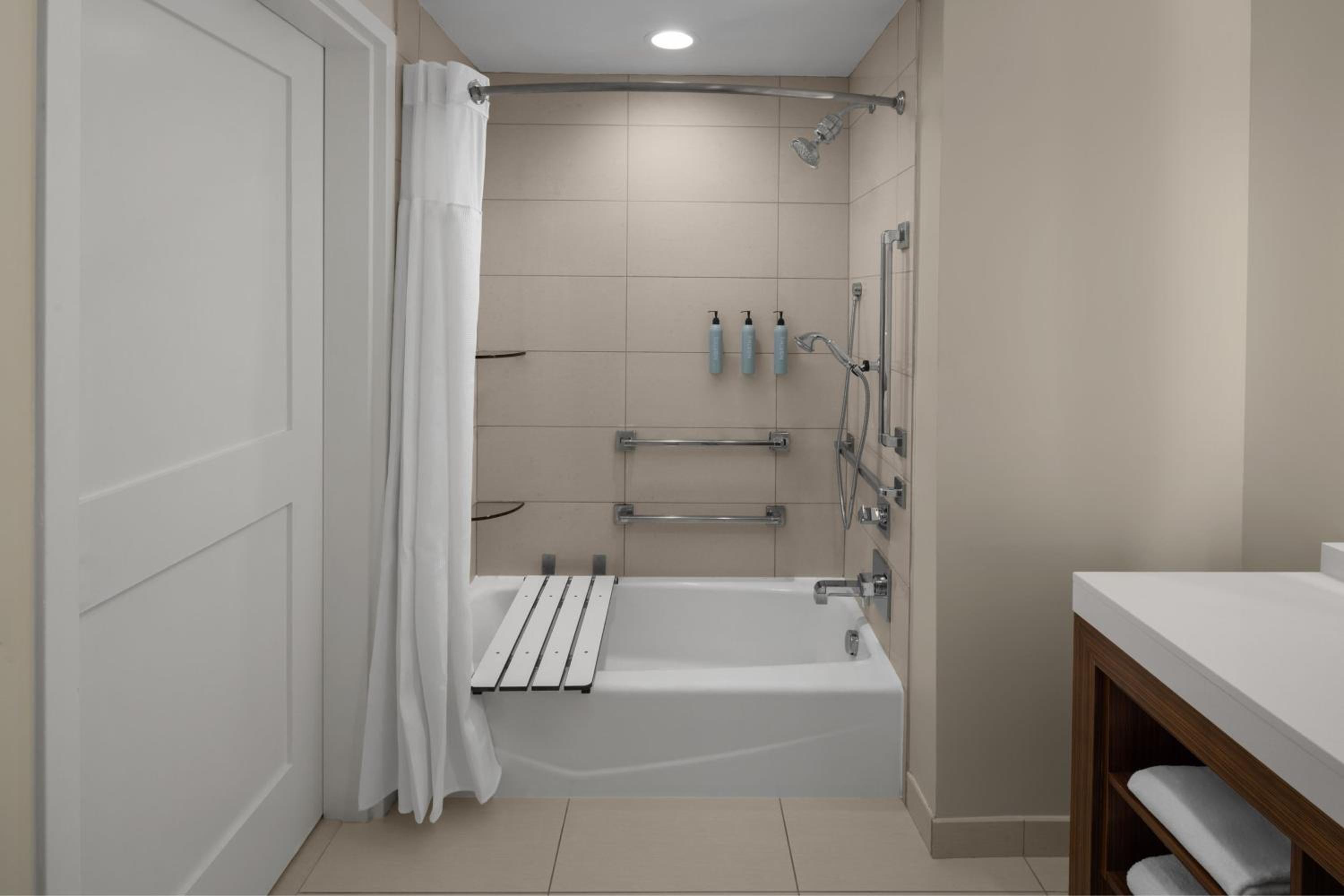 King Studio with Sofa Bed and Adapted Tub - Mobility Accessible photo 2