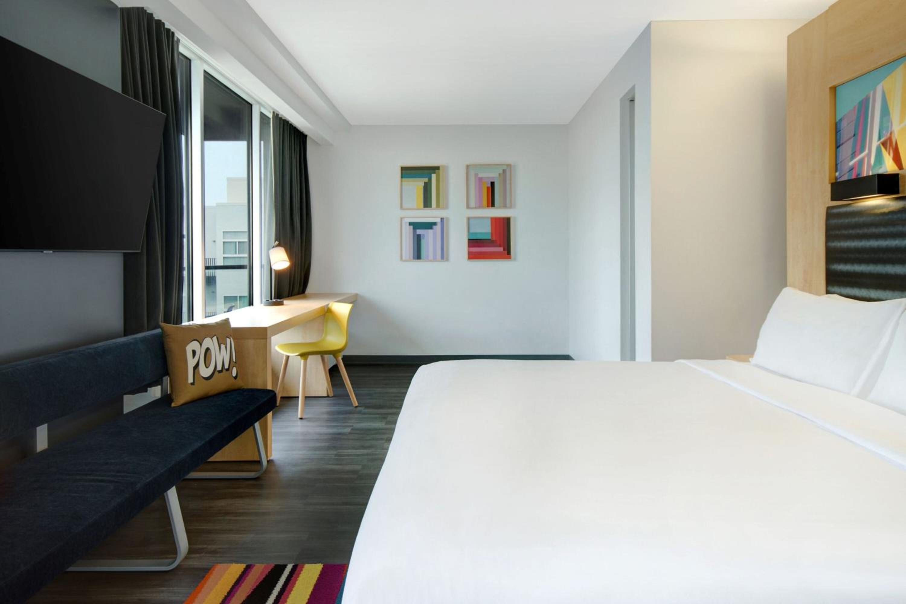 Junior Suite, 1 King, Sofa bed, Corner room photo 2