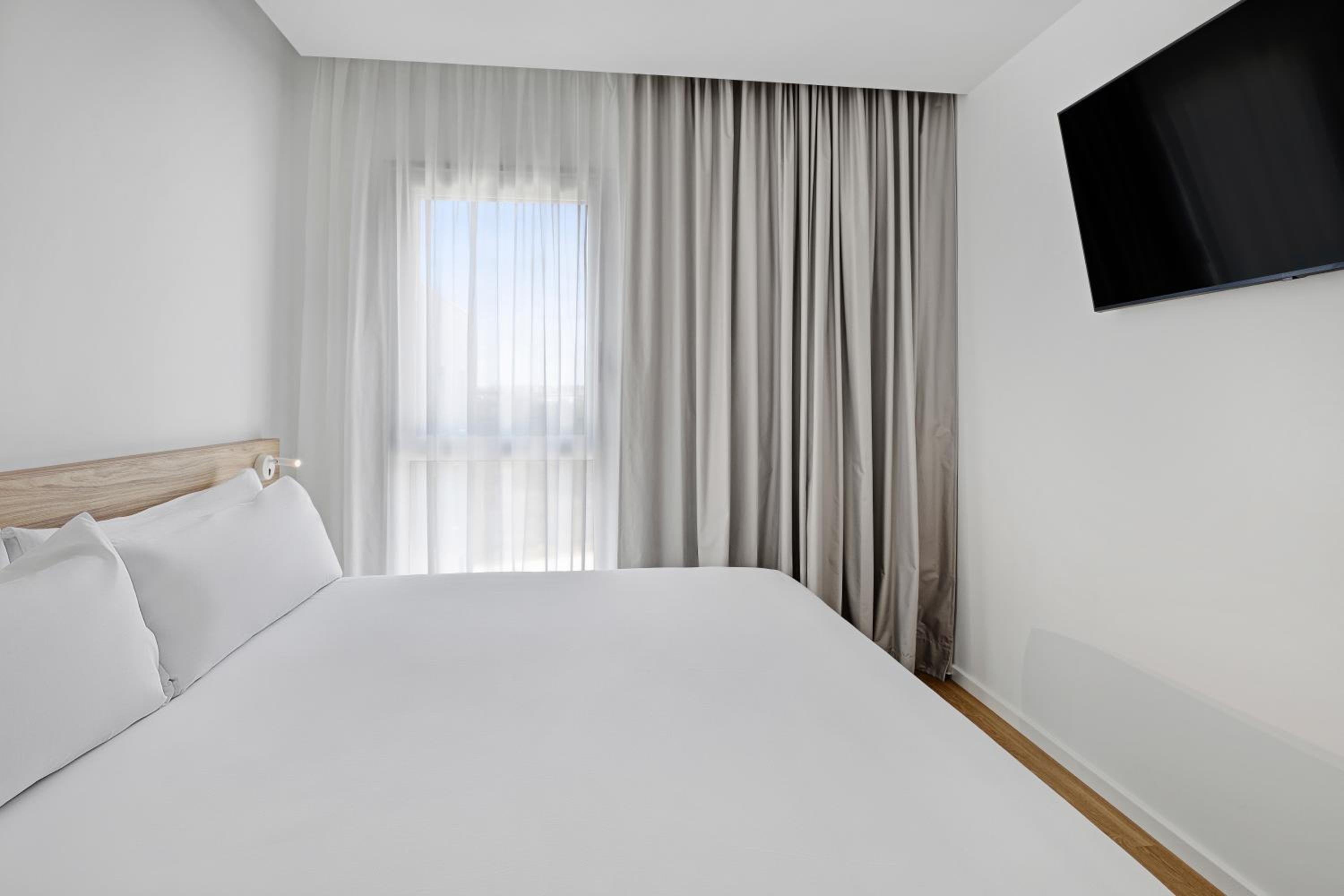 Deluxe Double Room - Photo 8
