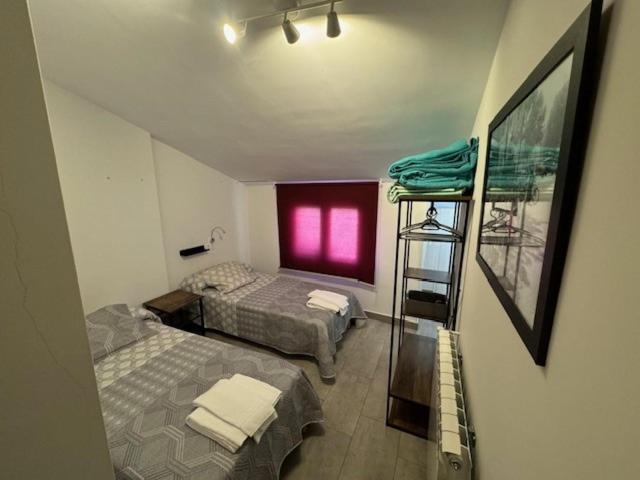 Habitación Triple con Baño Compartido